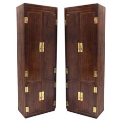 Mobiletto a colonna in noce del Medioevo di Henredon (IN STOCK)