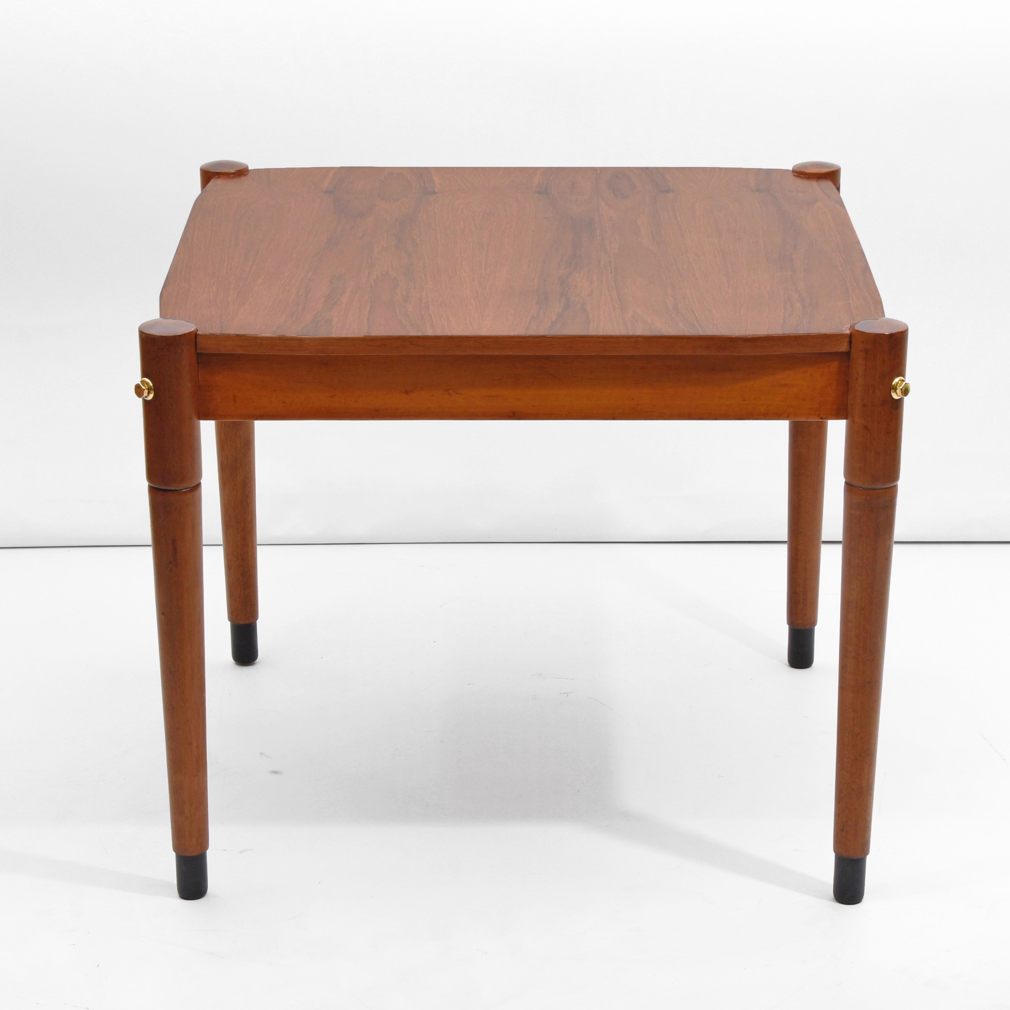 Table basse italienne rectangulaire en bois de noyer et laiton du milieu du siècle dernier, années 1960 en vente 5