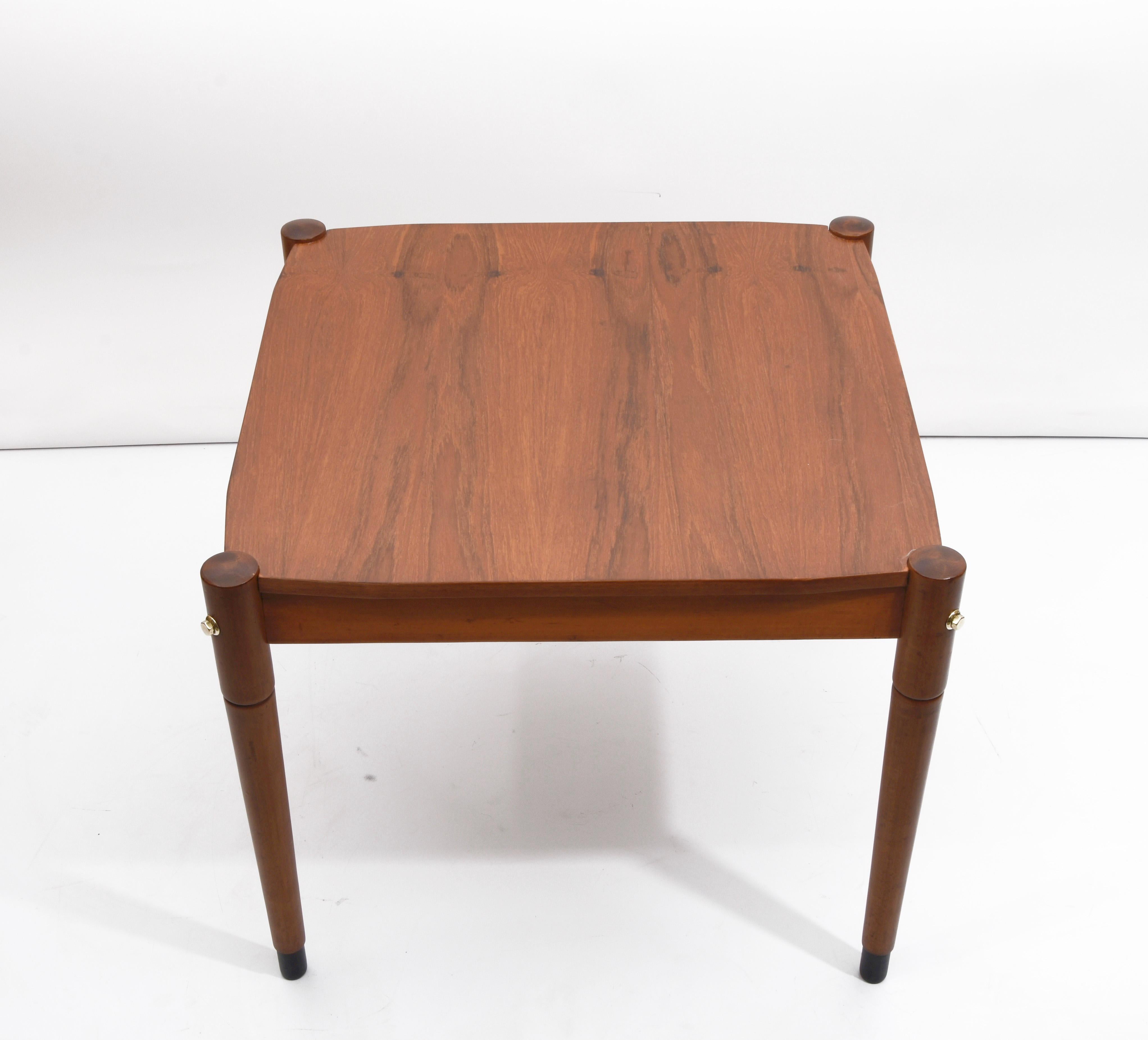 Table basse italienne rectangulaire en bois de noyer et laiton du milieu du siècle dernier, années 1960 en vente 8