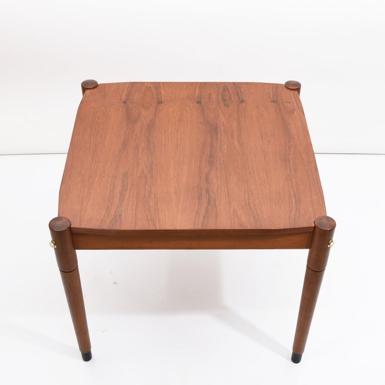 Amazing mid-century prototype coffee table in solid walnut wood and brass finishes. This fantastic item was produced in Italy during the 1960s and it is attributed to Fratelli Reguitti for Gio Ponti.

This avant-garde piece is completely and