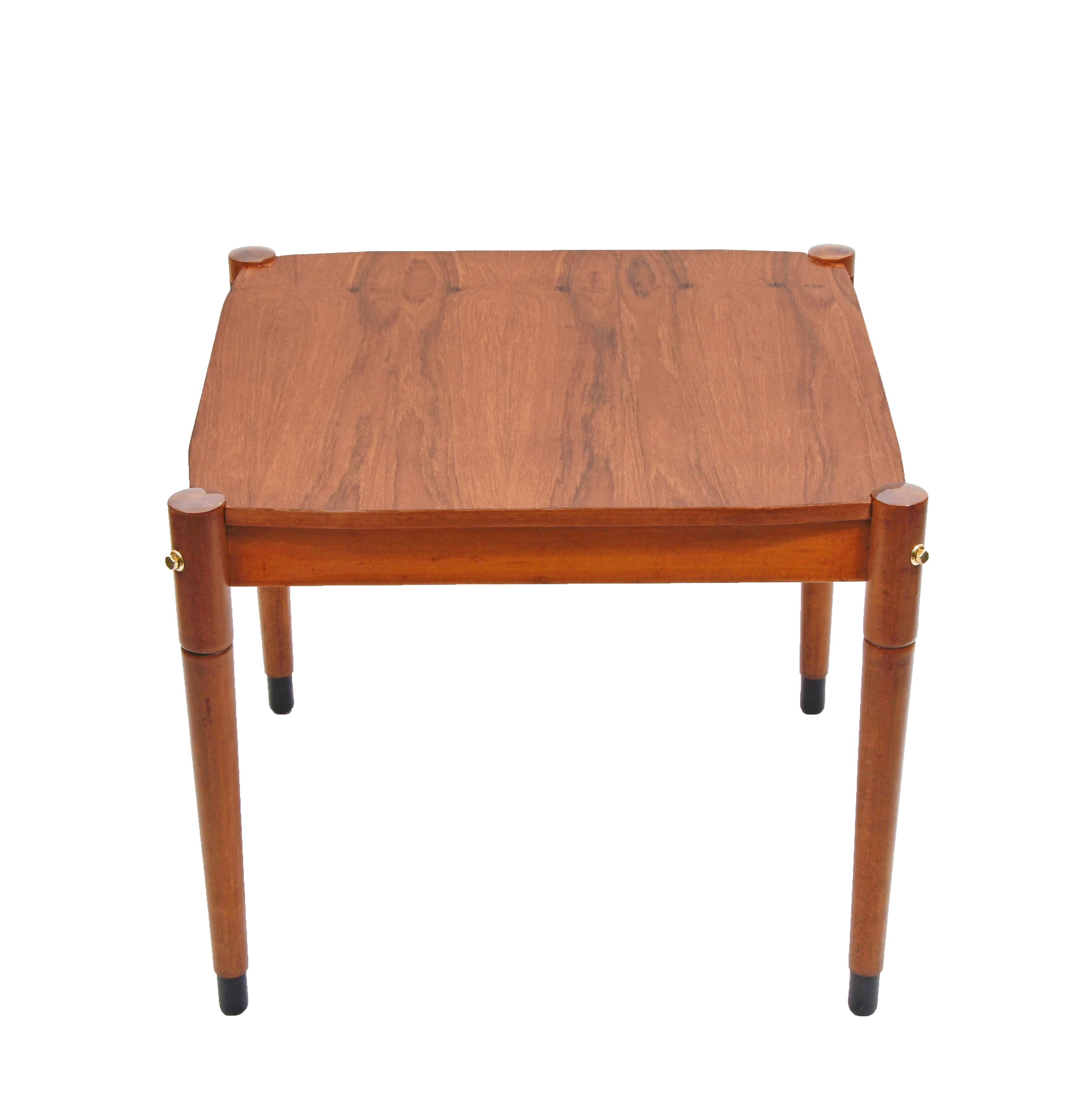 Laiton Table basse italienne rectangulaire en bois de noyer et laiton du milieu du siècle dernier, années 1960 en vente
