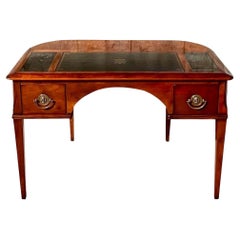 Schreibtisch aus Nussbaumholz aus der Jahrhundertmitte