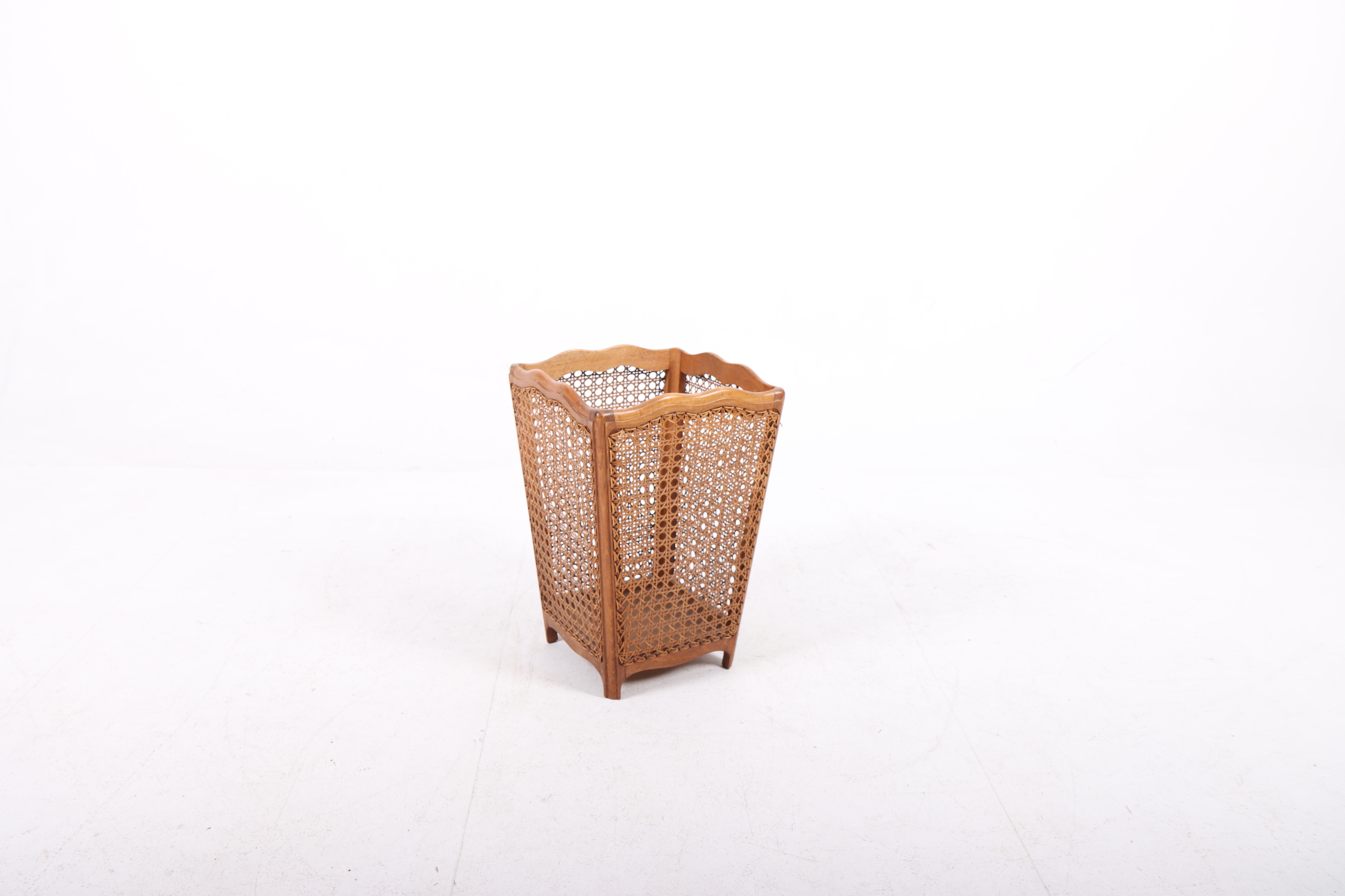 Waste bin in beech and cane, design and made attributed to Cabinetmaker Frits Henningsen. Great original condition. Made in Denmark, 1950s.