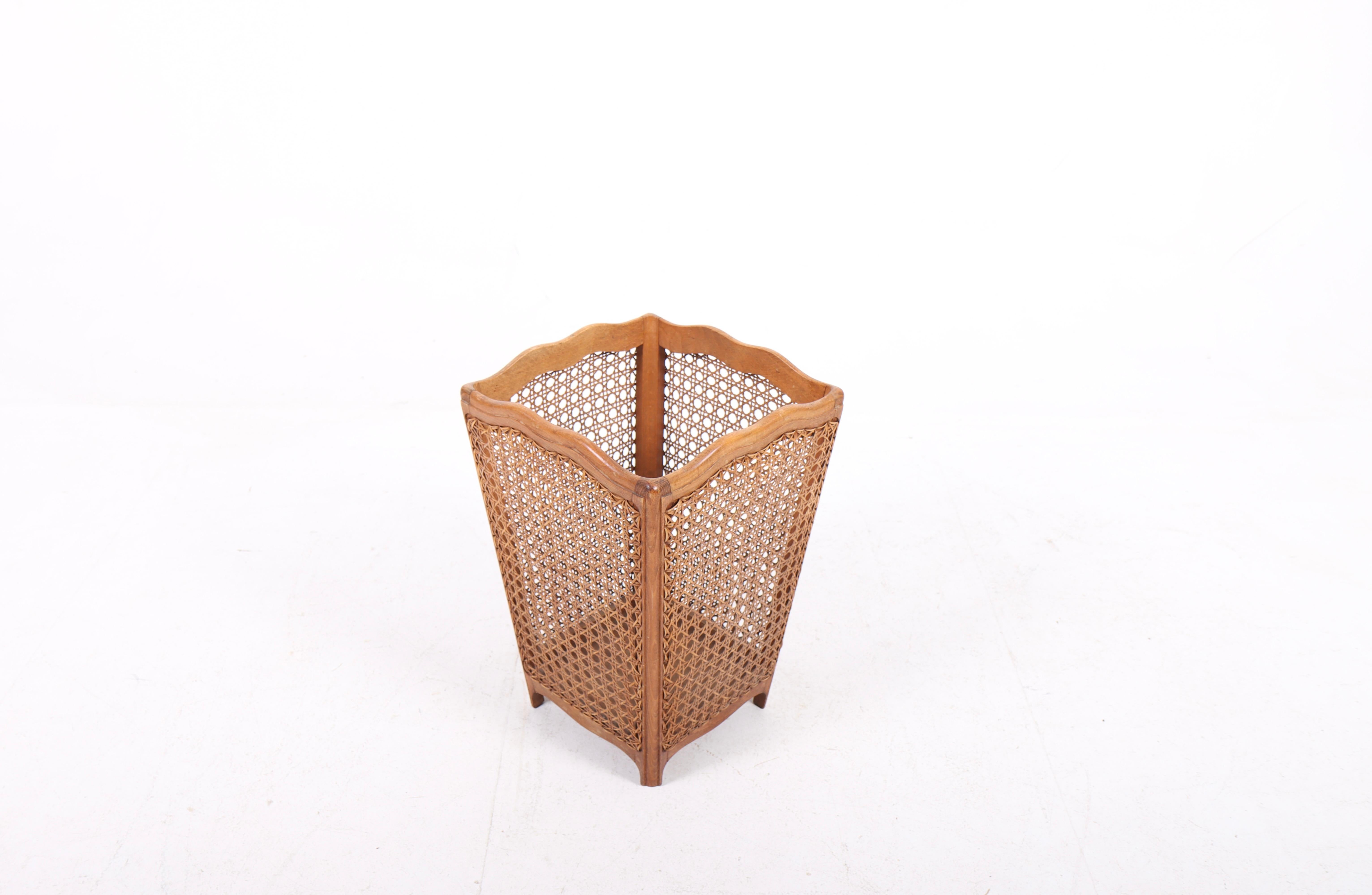 Midcentury Waste Bin in Beech and Cane, Made in Denmark, 1950s In Good Condition For Sale In Lejre, DK