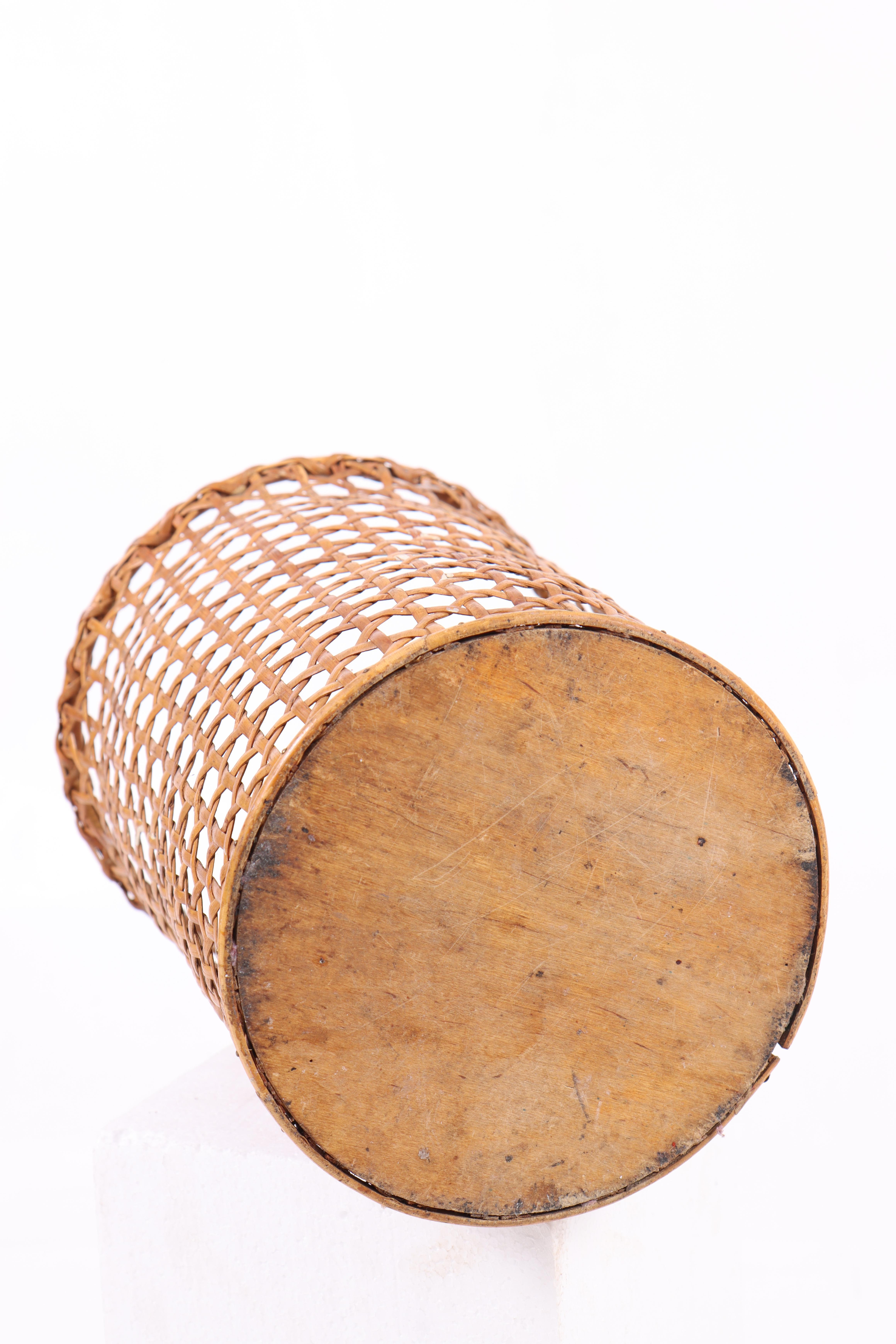 Danois Poubelle de milieu de siècle en canne française, fabriquée au Danemark, années 1950 en vente