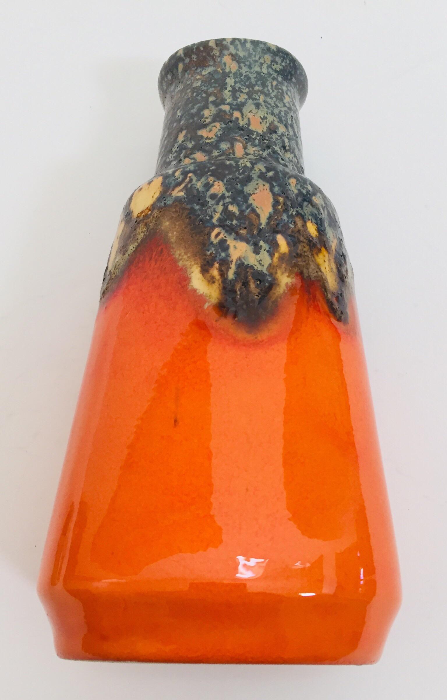 Westdeutsche Bauhaus-Vase aus der Mitte des Jahrhunderts in Flach Lava Orange, 1960 im Angebot 1