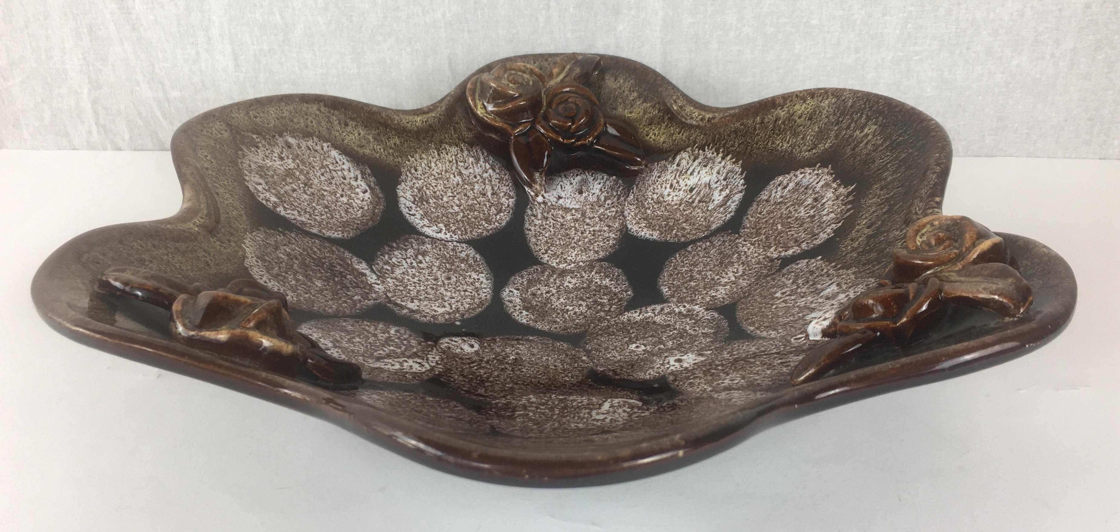 Eine feine dekorative Schale mit schönen Beige- und Brauntönen. Diese Keramikschale aus der Mitte des Jahrhunderts in Erdtönen ist ein wunderschönes Dekorationsobjekt, das das Auge erfreut und interessante florale Details aufweist. 

Markiert