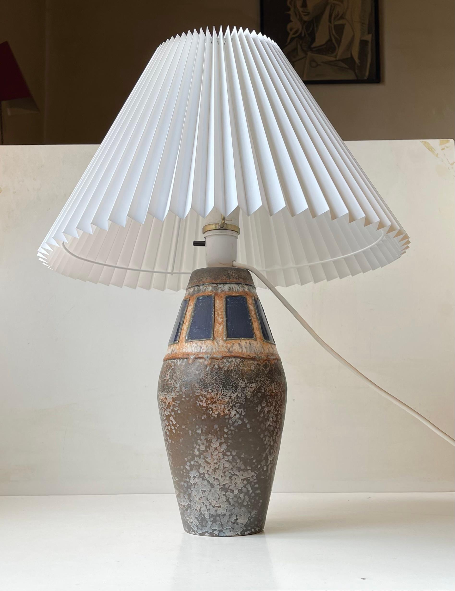 Midcentury Western Germany Ceramic Table Lamp in Earthy Lava Ash Glazes In Good Condition For Sale In Esbjerg, DK