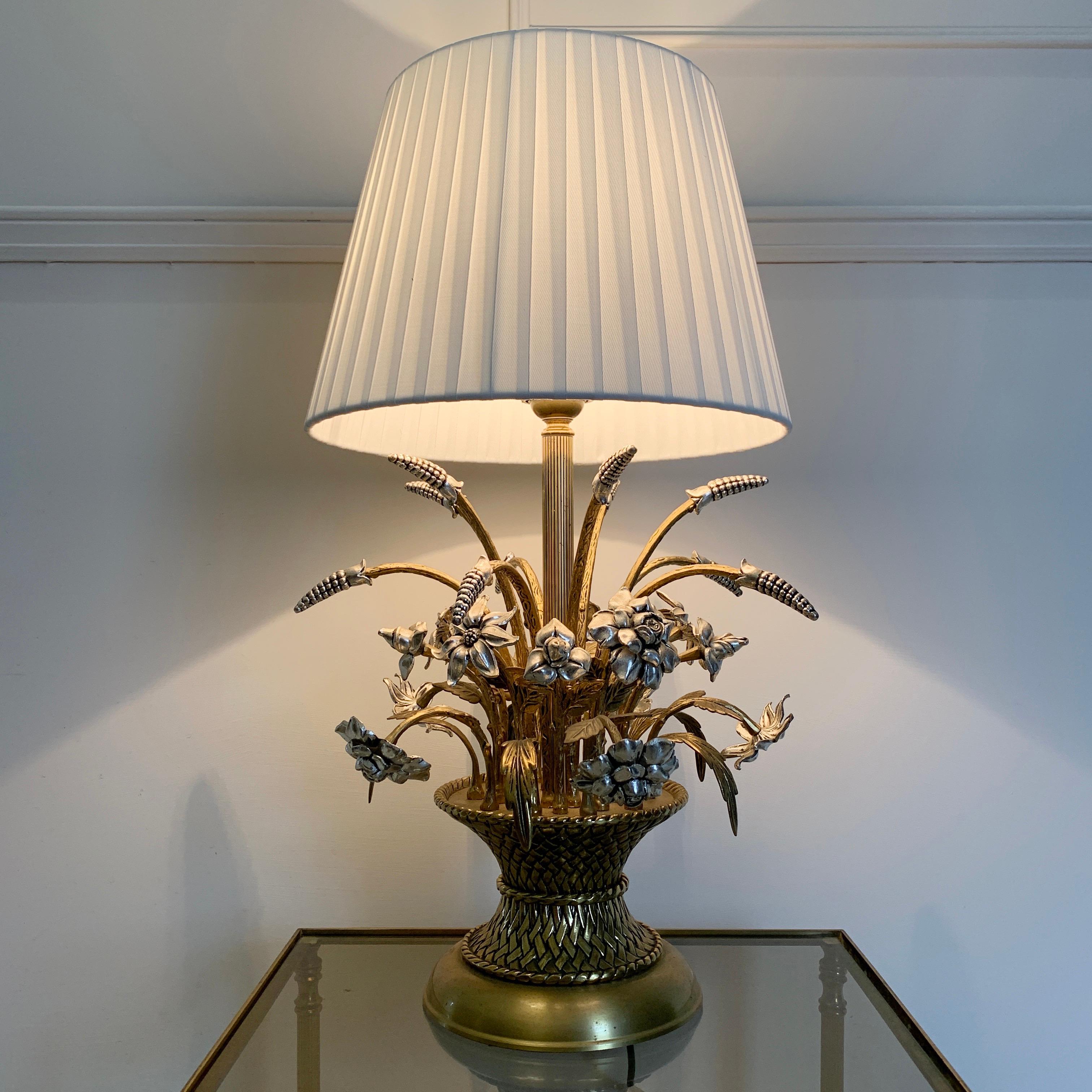 Beautiful brass table lamp
midcentury
Attributed to Peris Andreu S A Riper, Valencia, Spain
Heavy piece of good quality craftsmanship and making
The lamp design is a basket with flowers and wheat sheaf stems in gold and silver
The lamp has one