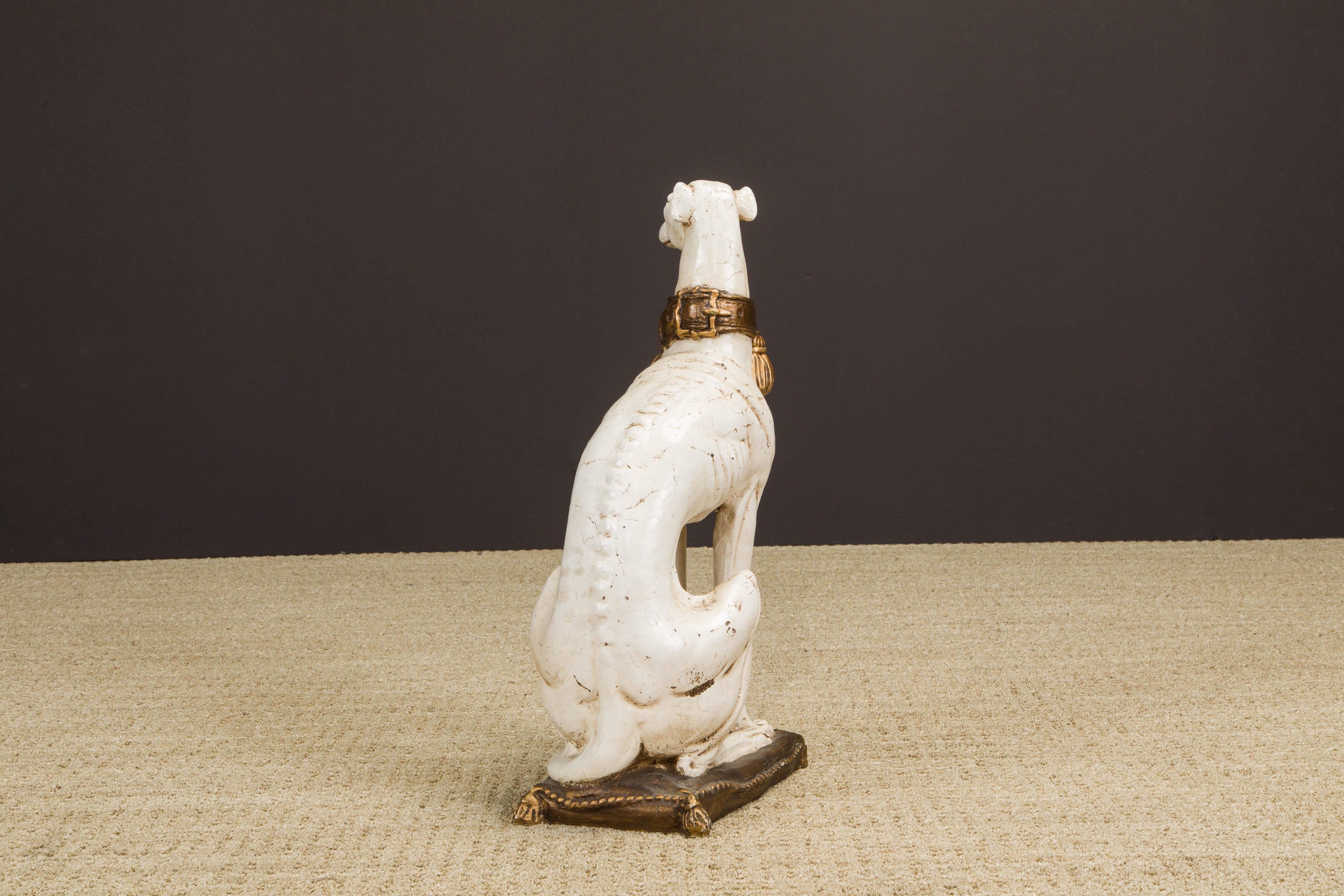 Sculpture de chien Whippet du milieu du siècle en composite peint avec collier doré en vente 3