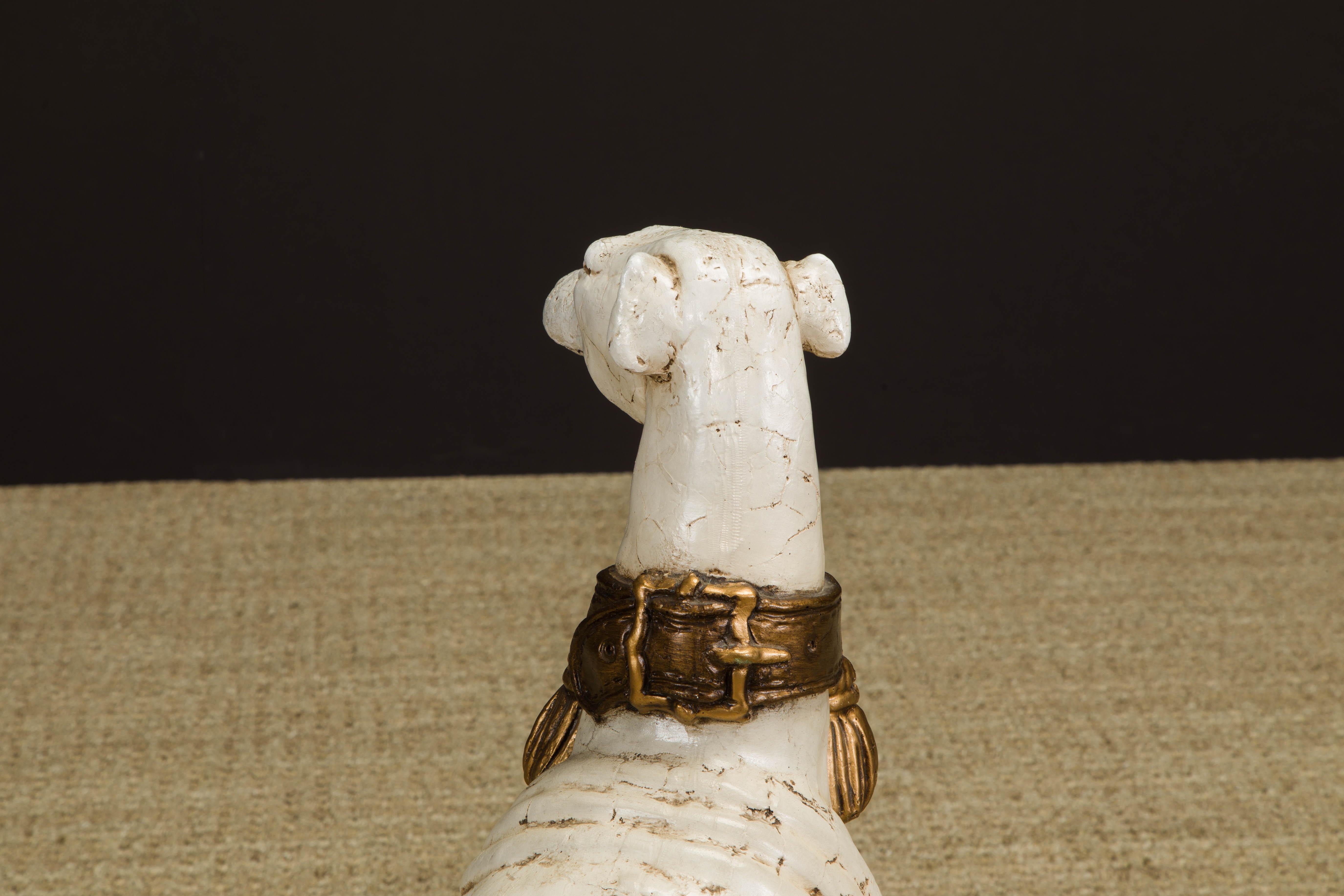 Sculpture de chien Whippet du milieu du siècle en composite peint avec collier doré en vente 4