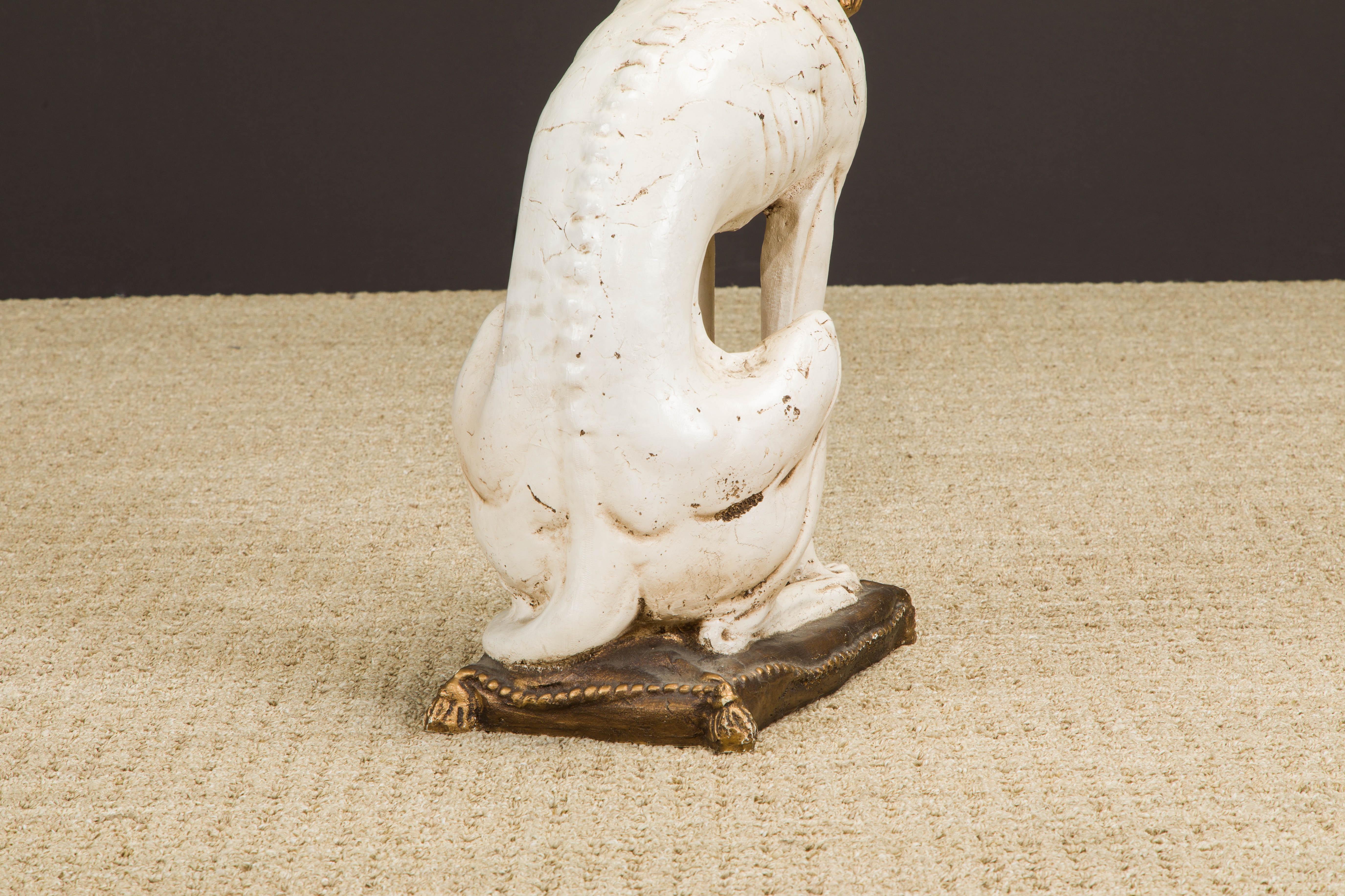 Sculpture de chien Whippet du milieu du siècle en composite peint avec collier doré en vente 5