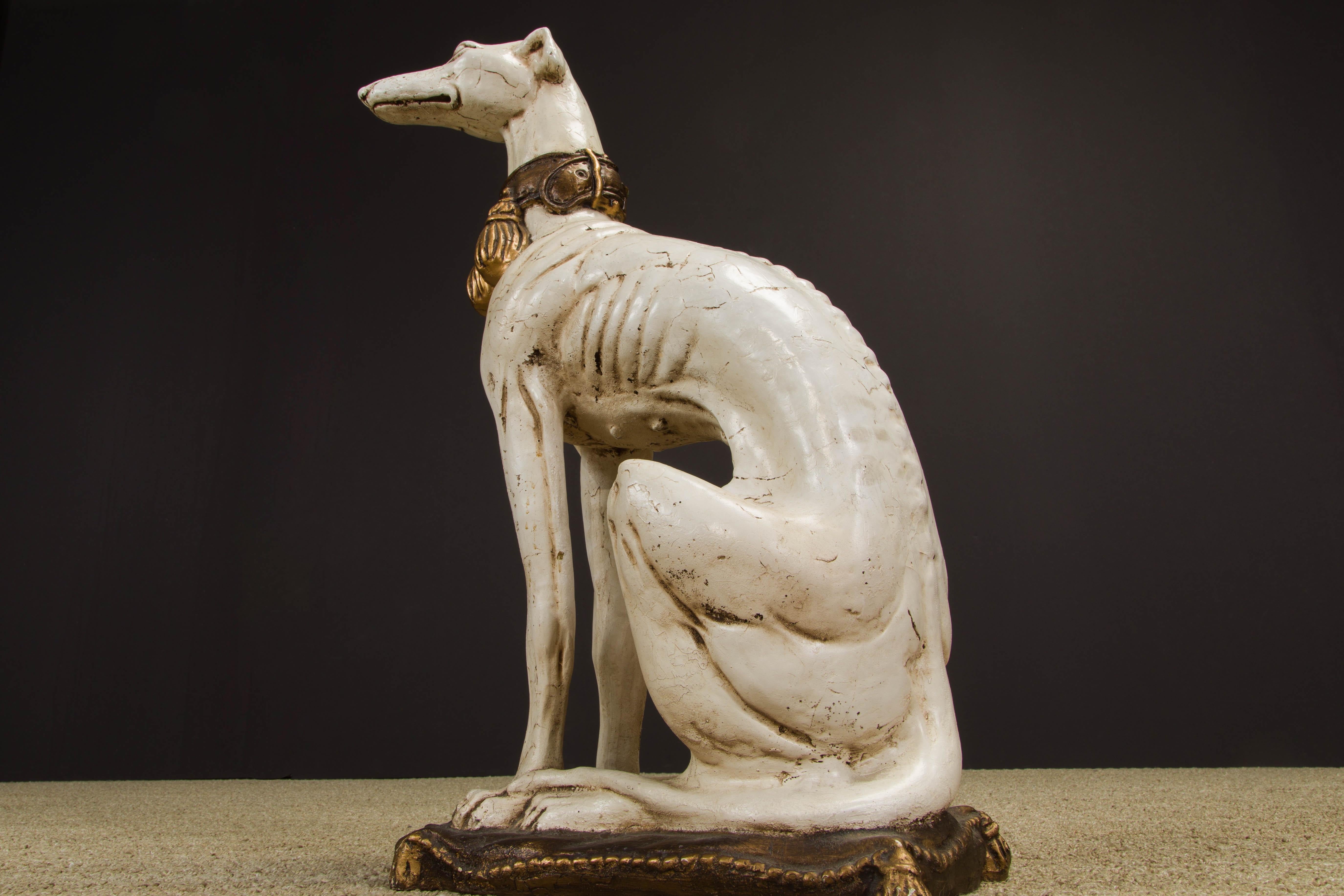 Sculpture de chien Whippet du milieu du siècle en composite peint avec collier doré en vente 7