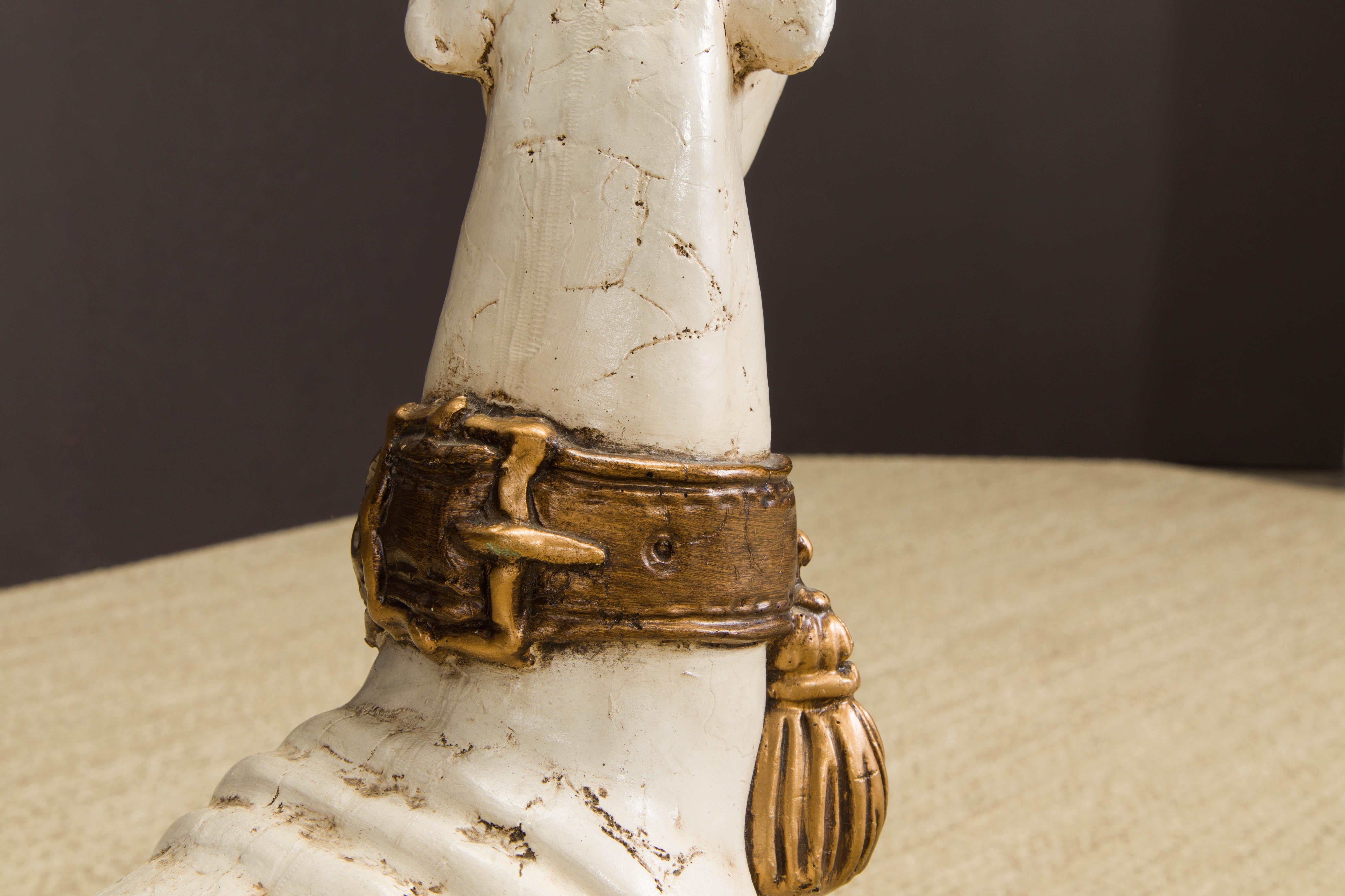 Sculpture de chien Whippet du milieu du siècle en composite peint avec collier doré en vente 10