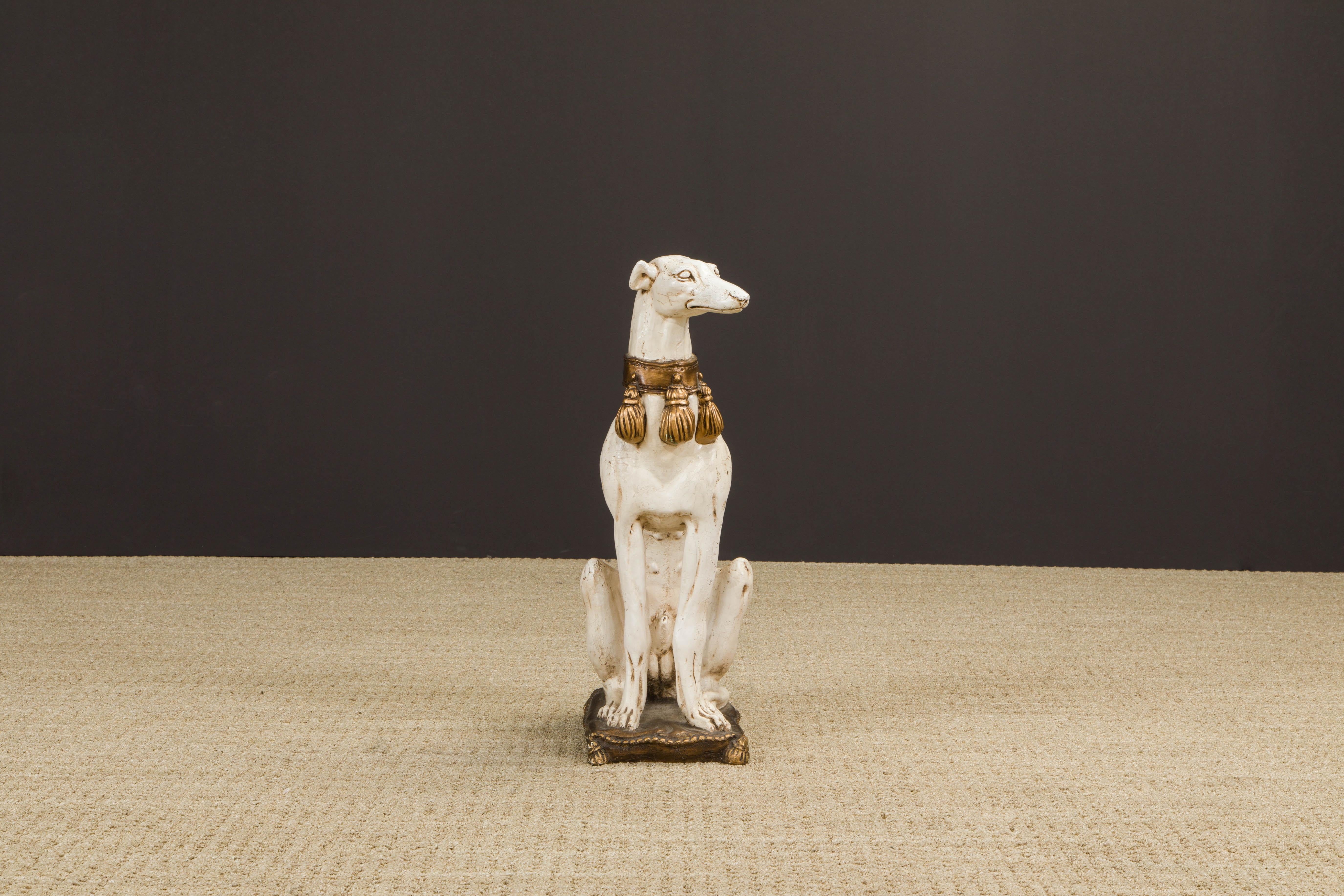 Remarquable représentation sculpturale du milieu du XXe siècle d'un whippet ou d'un lévrier italien assis. Fabriquée en composite peint ou en résine avec une surface vieillie blanc ivoire, la pièce présente une modélisation réaliste de la forme