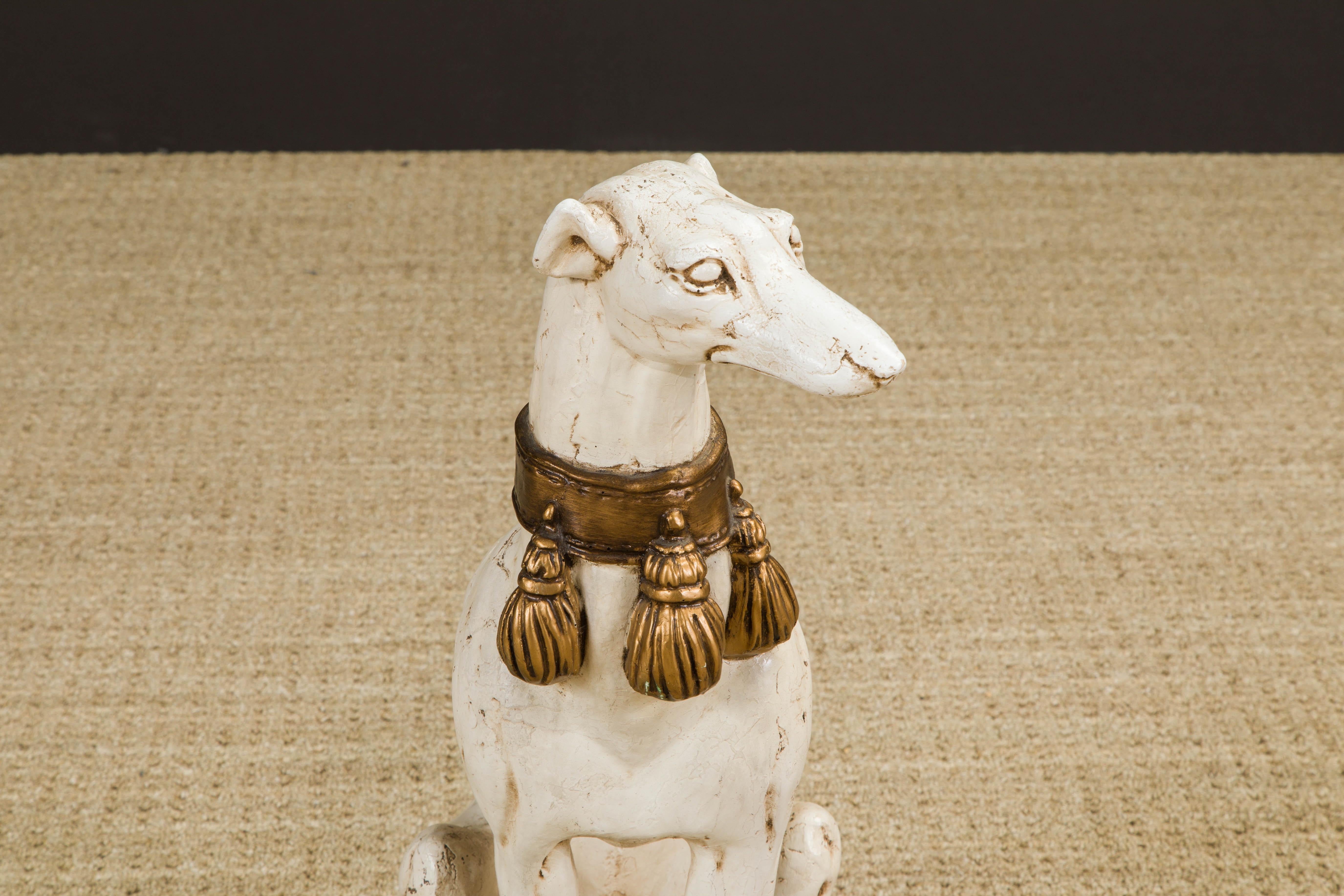 Mid-Century Modern Sculpture de chien Whippet du milieu du siècle en composite peint avec collier doré en vente