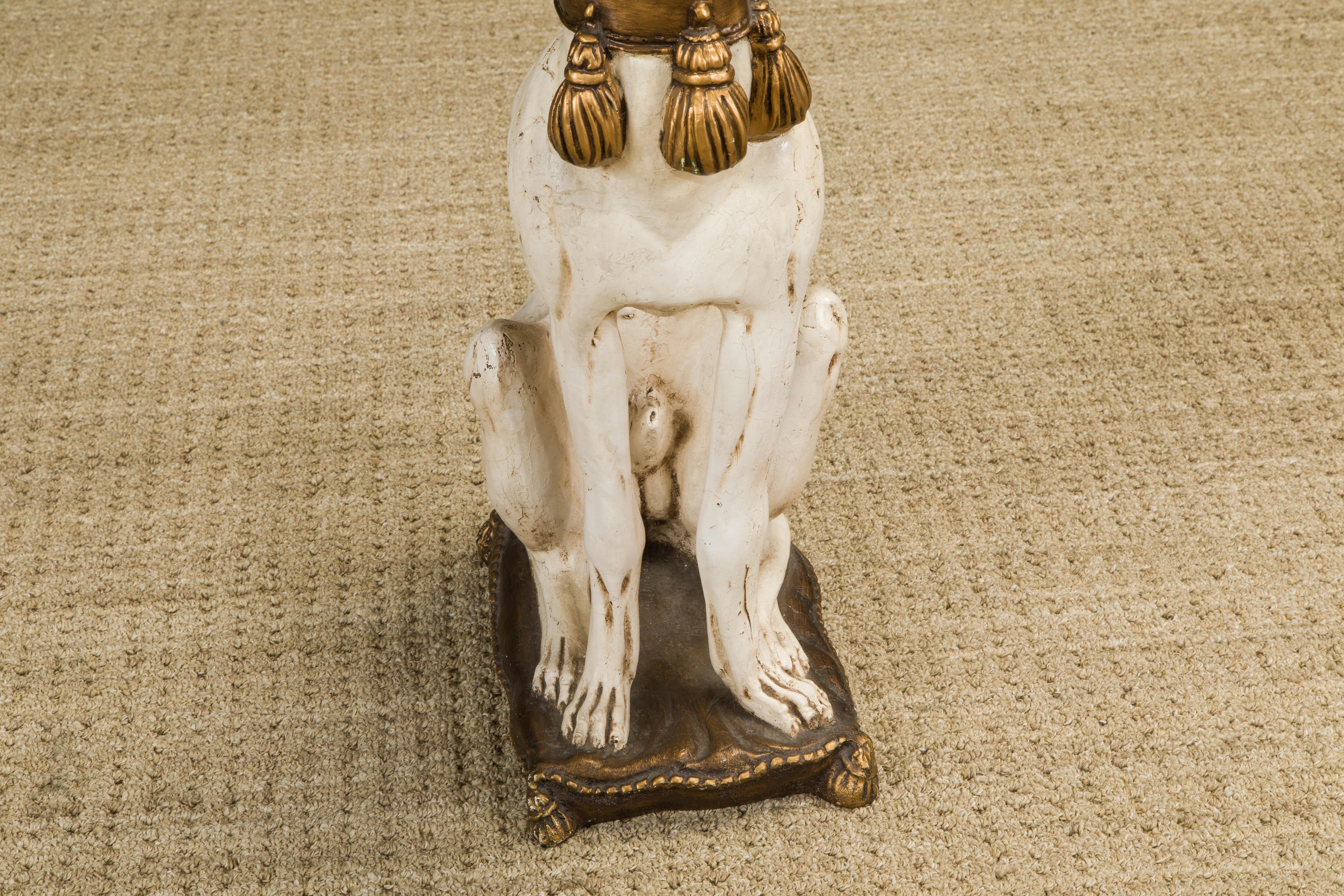 Américain Sculpture de chien Whippet du milieu du siècle en composite peint avec collier doré en vente
