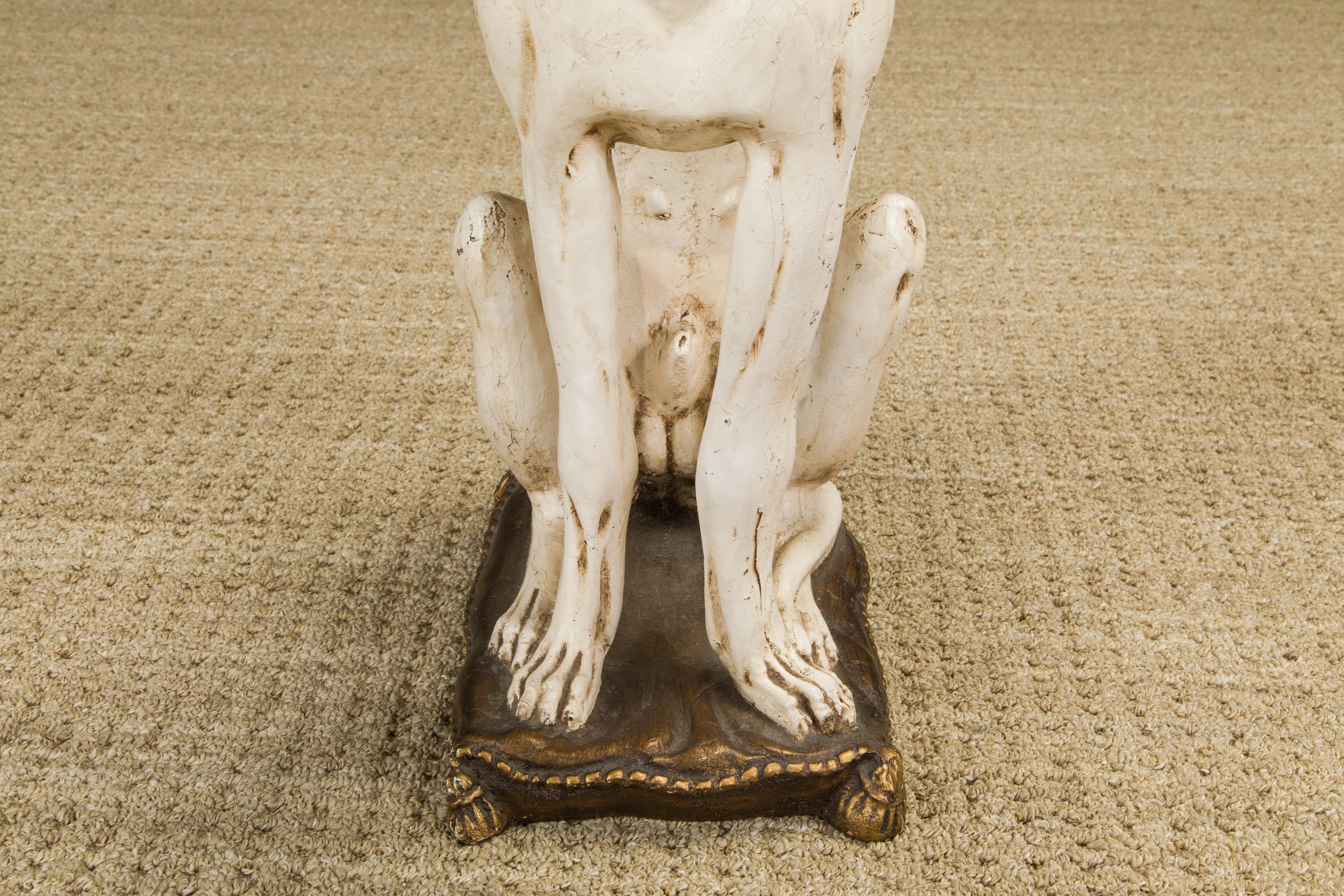 Sculpture de chien Whippet du milieu du siècle en composite peint avec collier doré Bon état - En vente à Los Angeles, CA