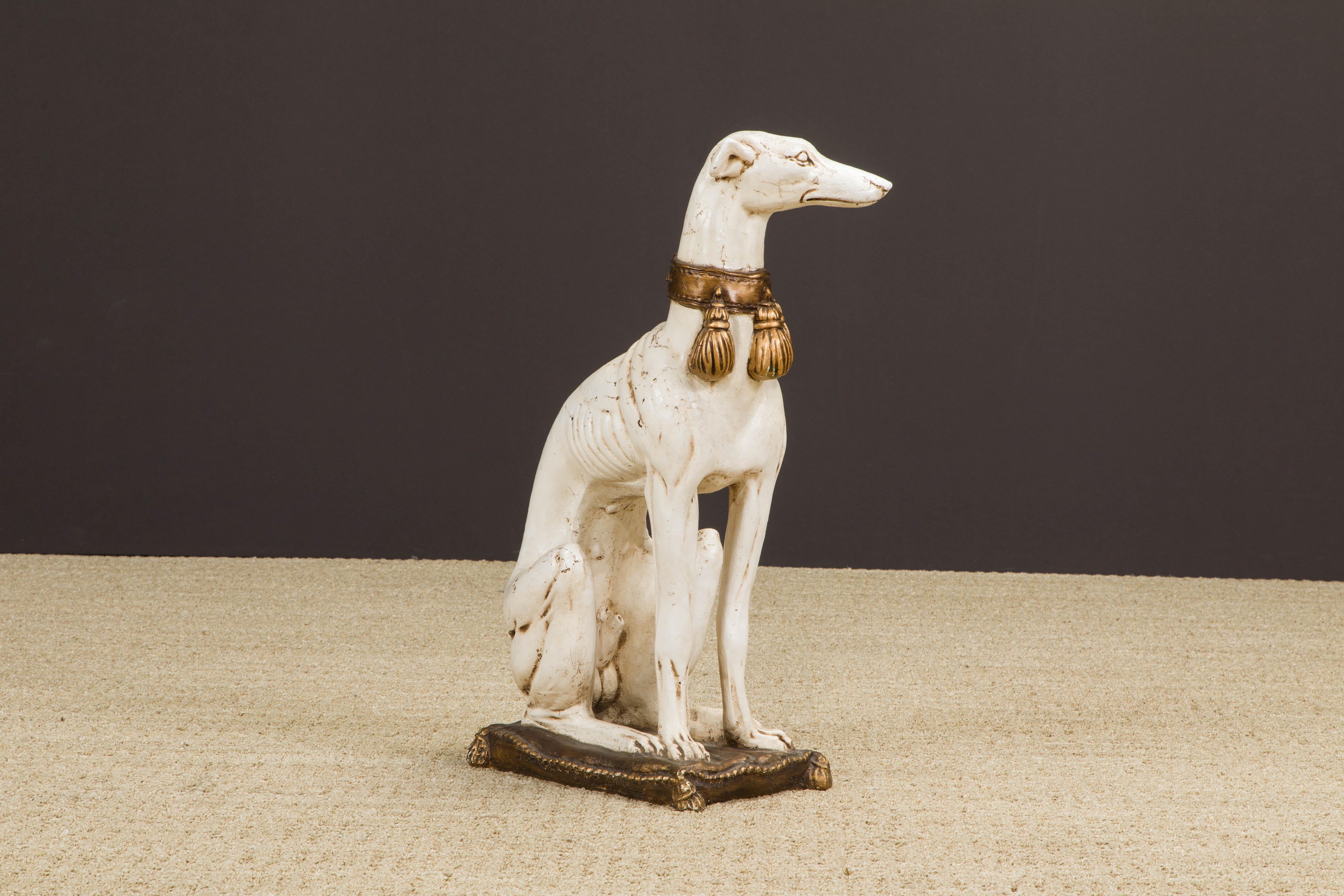 20ième siècle Sculpture de chien Whippet du milieu du siècle en composite peint avec collier doré en vente