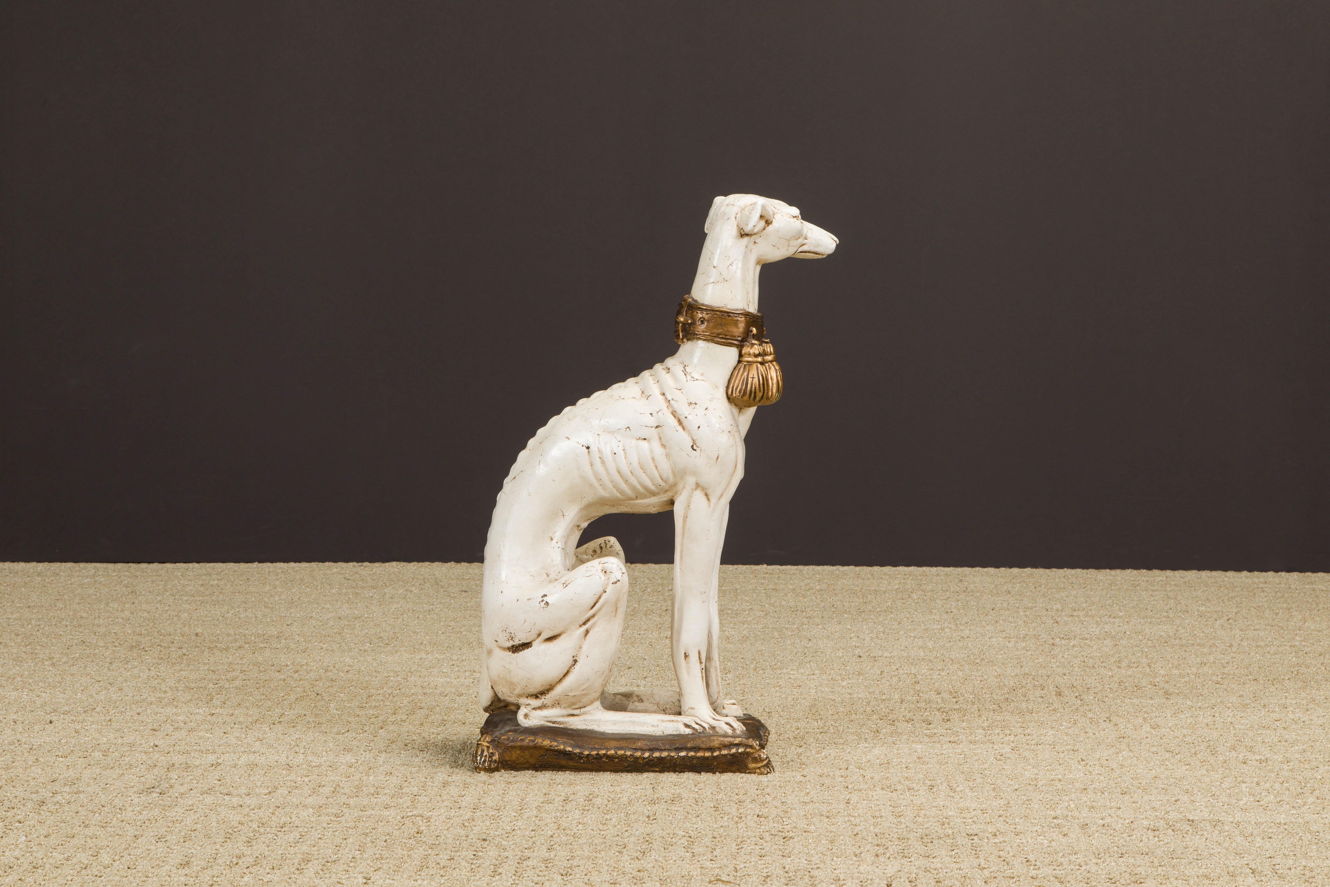 Résine Sculpture de chien Whippet du milieu du siècle en composite peint avec collier doré en vente