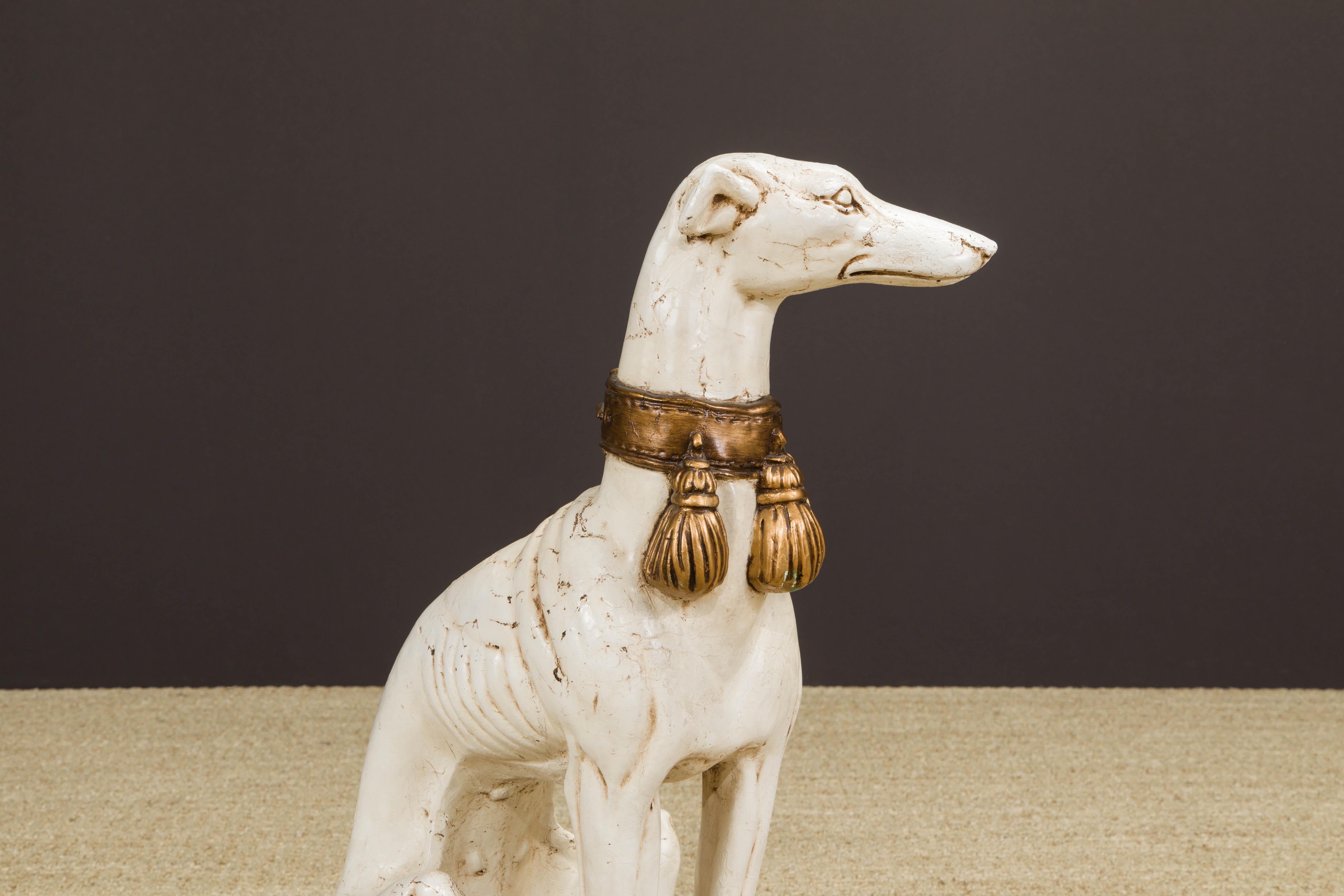 Sculpture de chien Whippet du milieu du siècle en composite peint avec collier doré en vente 1