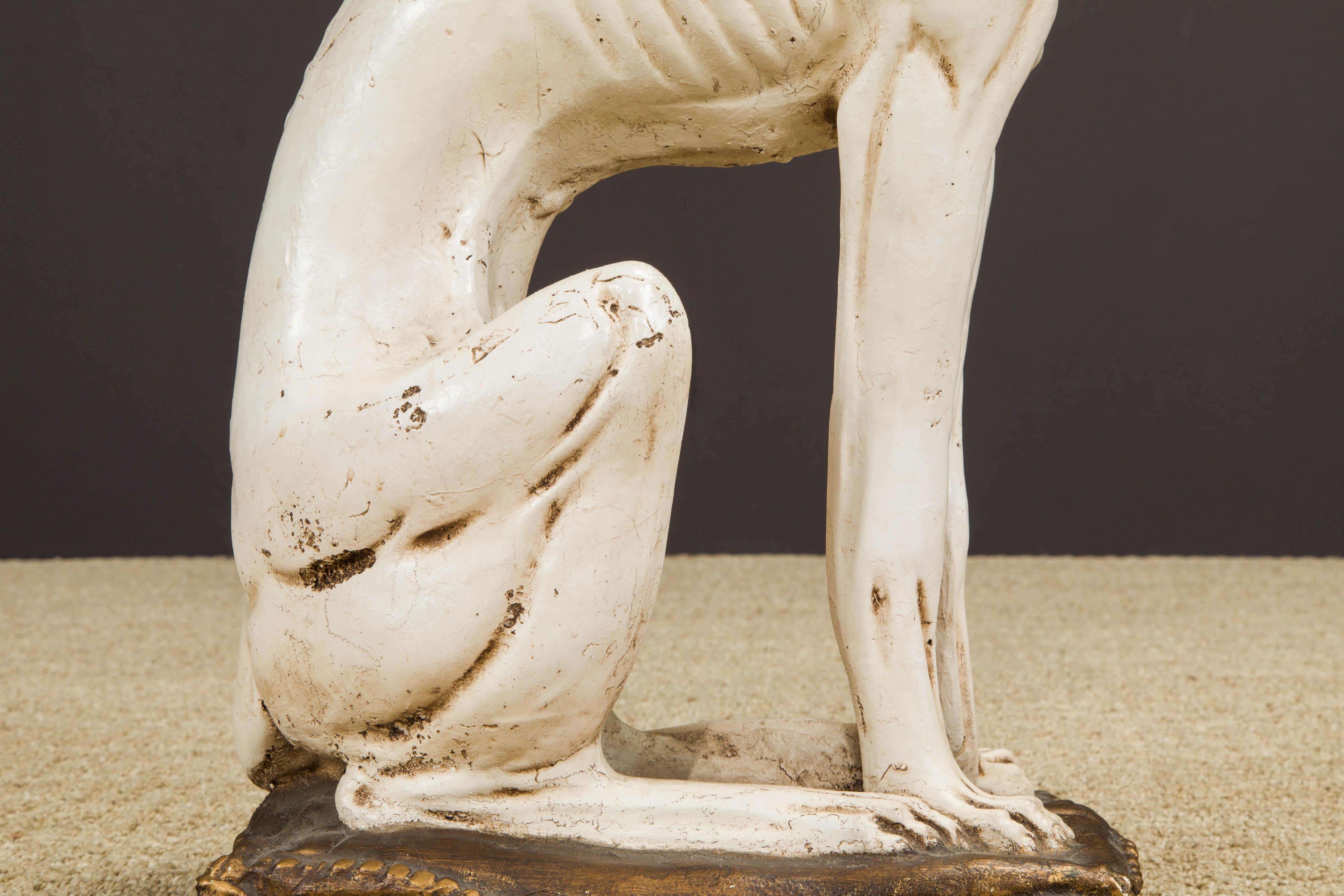 Sculpture de chien Whippet du milieu du siècle en composite peint avec collier doré en vente 2