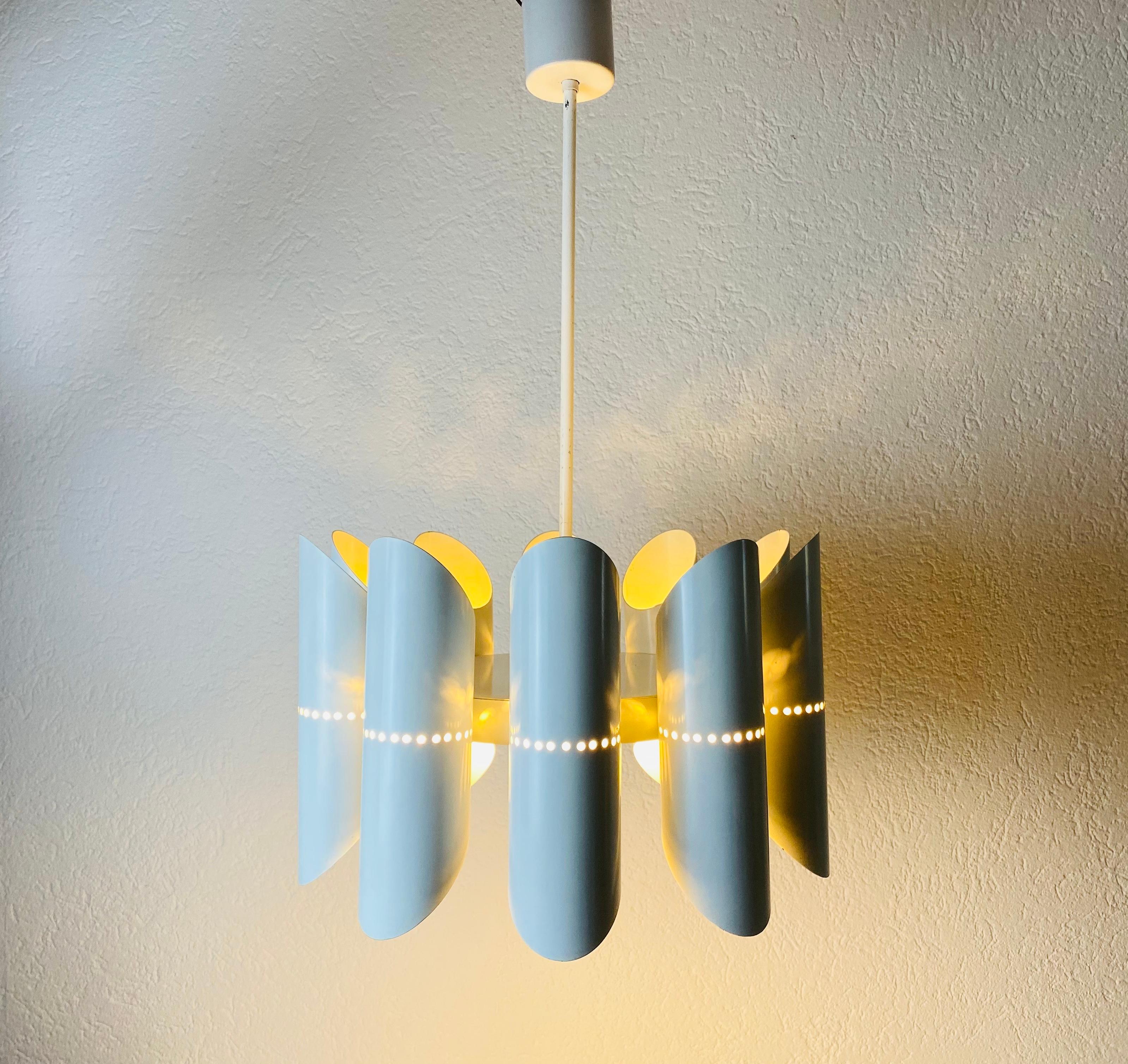 Midcentury White 10-Arm Space Age Chandelier, 1960s In Good Condition For Sale In Hagenbach, DE
