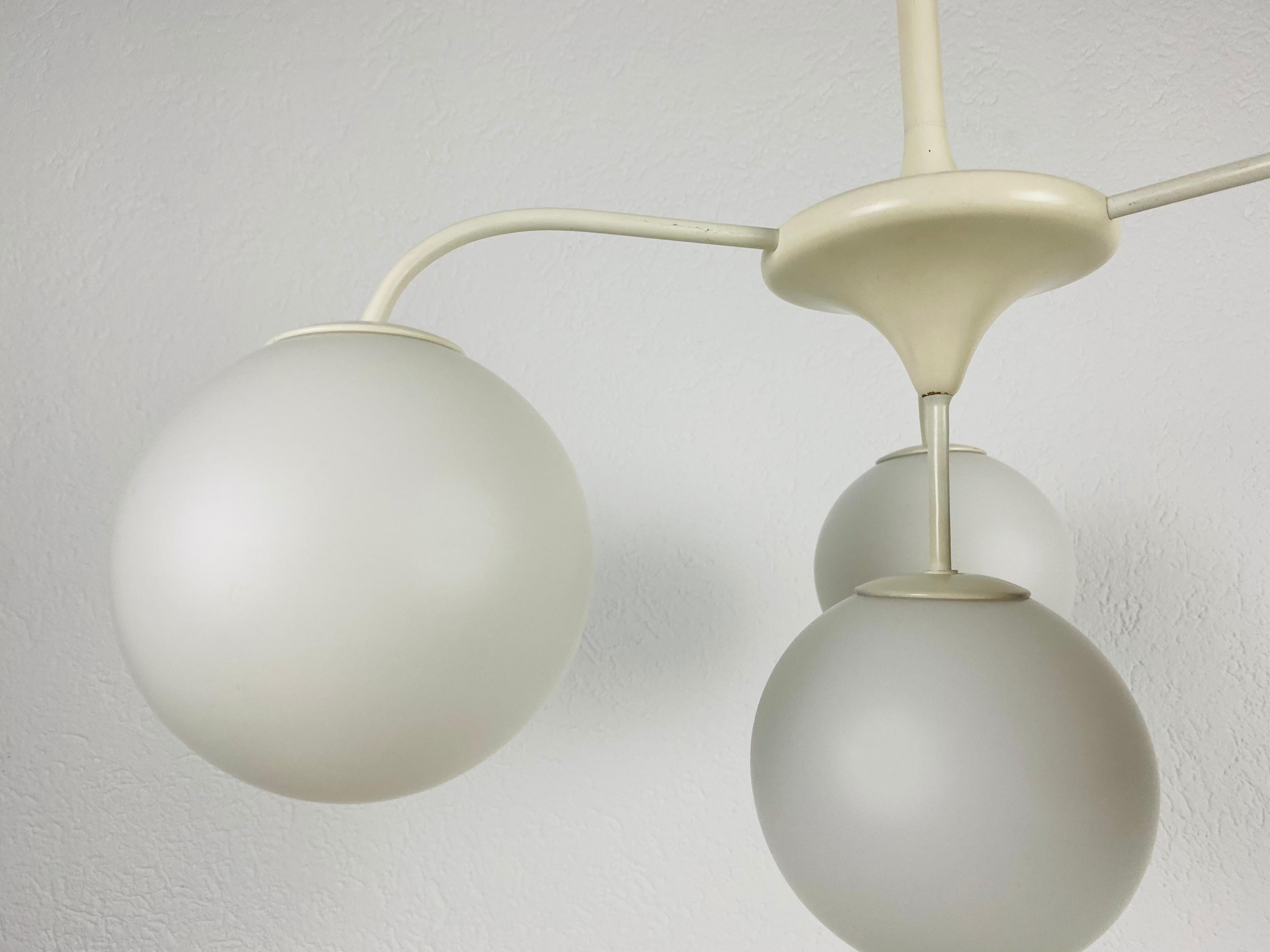 Midcentury White 4-Arm Space Age Chandelier by Max Bill for Temde 1960s In Good Condition In Hagenbach, DE