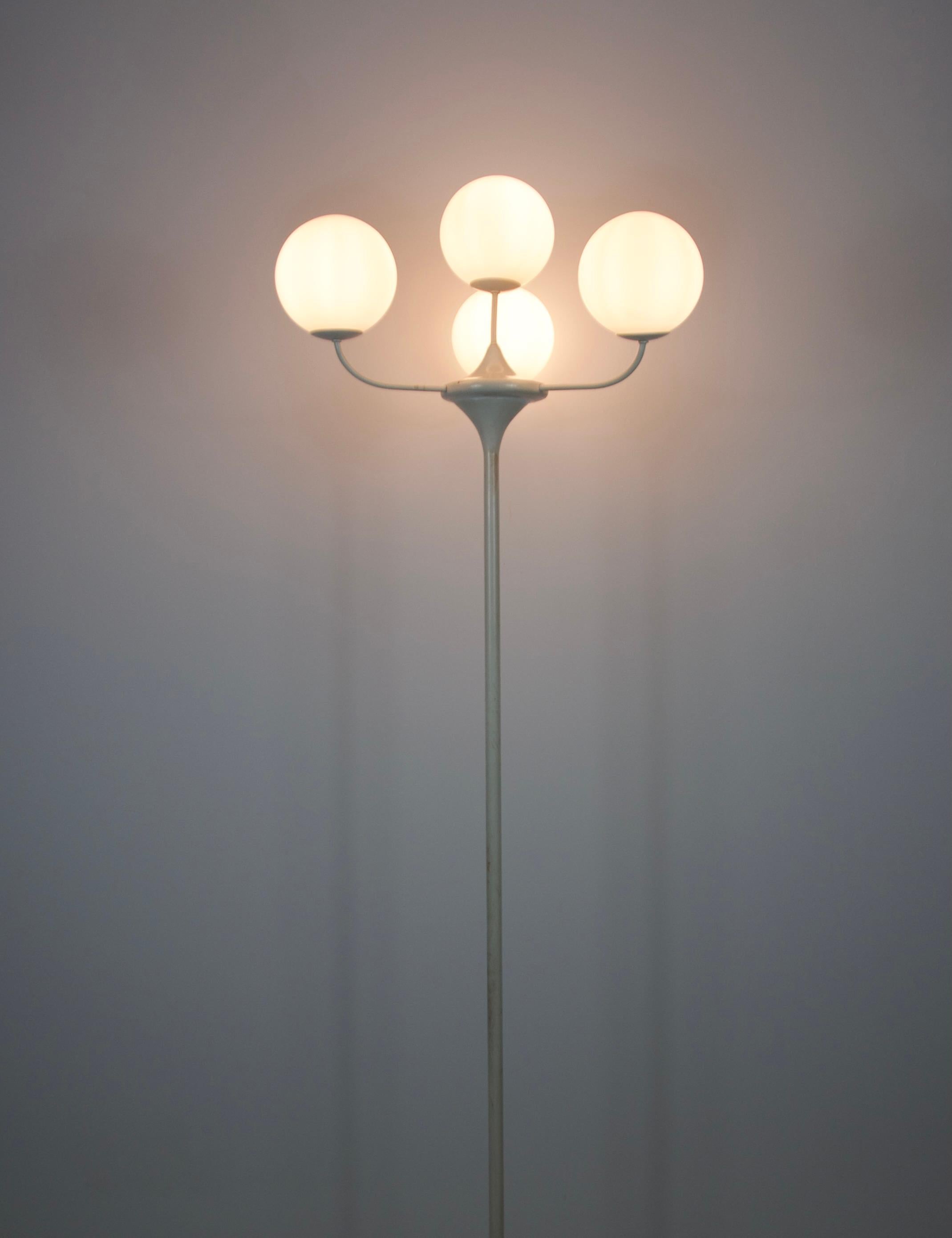 Lampada da terra a 4 bracci di colore bianco del Midcentury, realizzata da Max Bill per Temde, 1960 in vendita 3