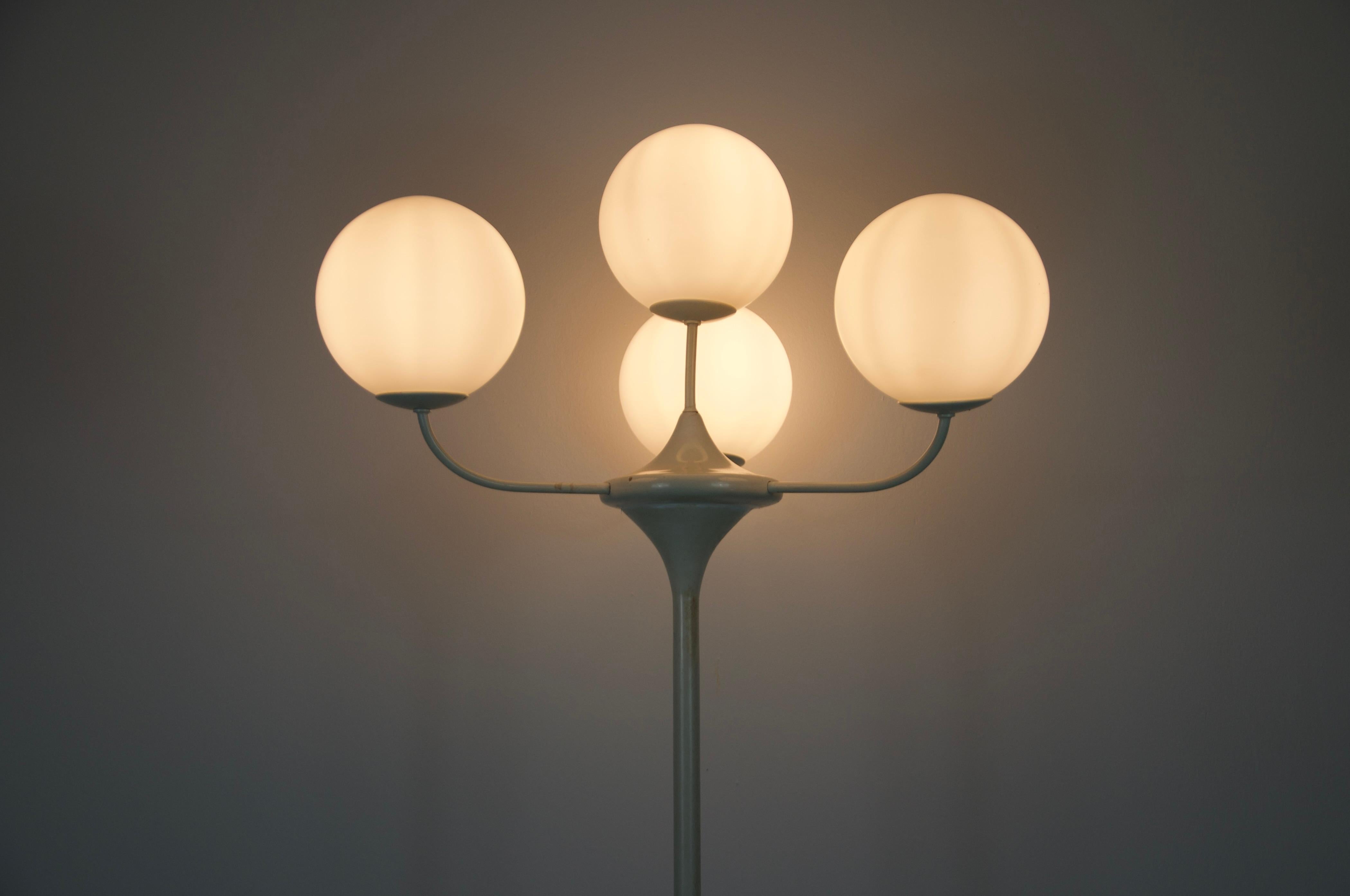Lampada da terra a 4 bracci di colore bianco del Midcentury, realizzata da Max Bill per Temde, 1960 in vendita 4