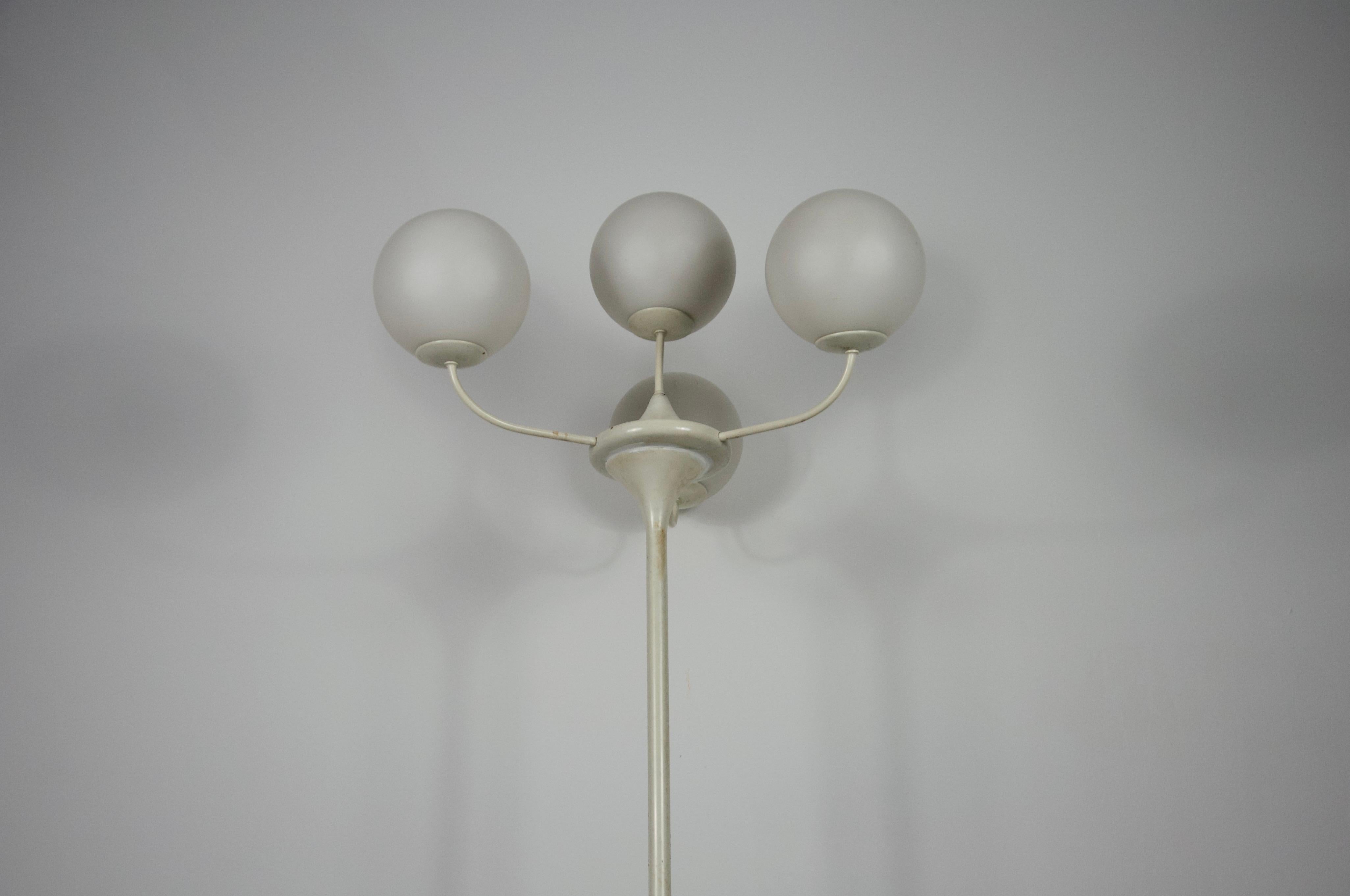 Metà XX secolo Lampada da terra a 4 bracci di colore bianco del Midcentury, realizzata da Max Bill per Temde, 1960 in vendita