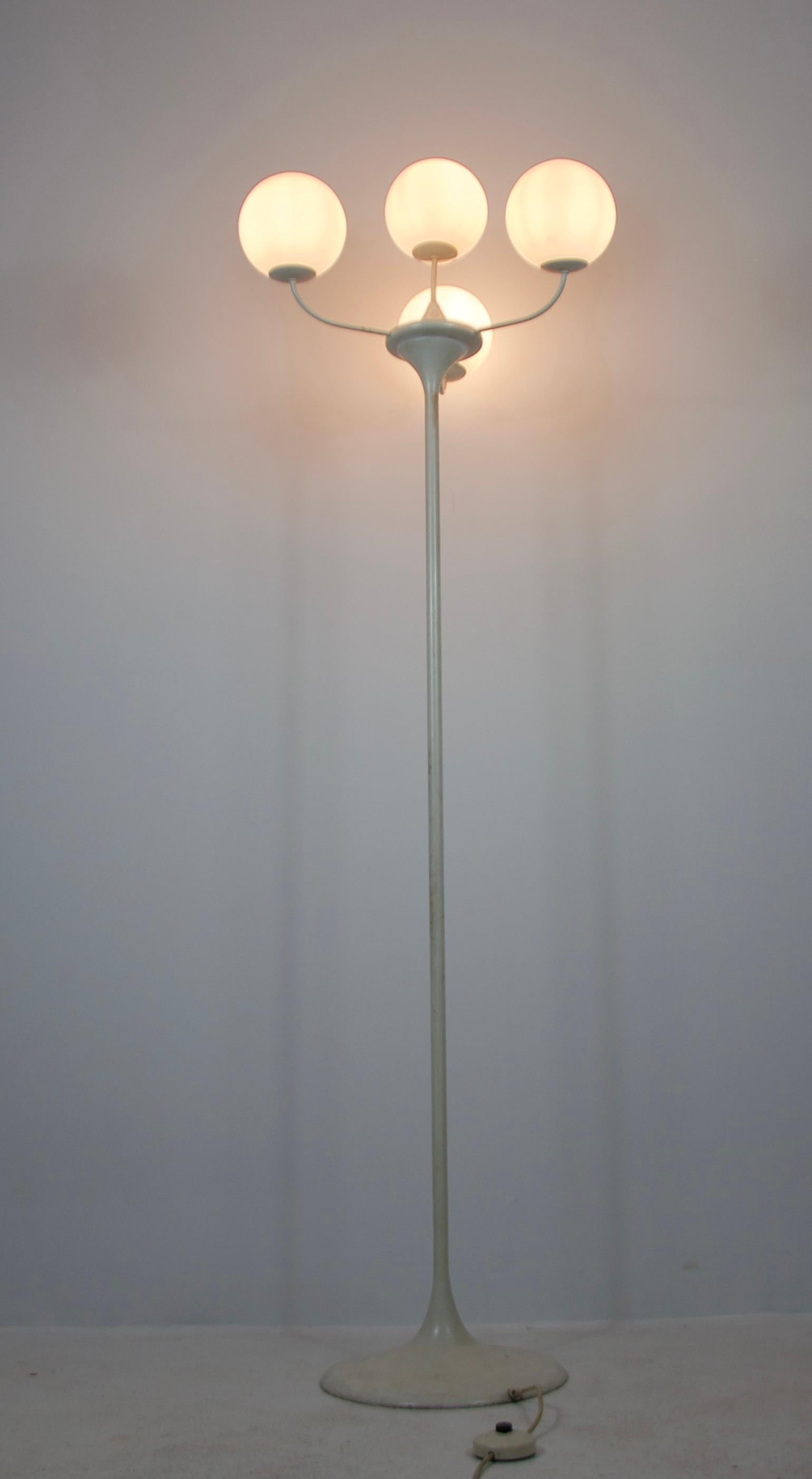 Lampada da terra a 4 bracci di colore bianco del Midcentury, realizzata da Max Bill per Temde, 1960 in vendita 2