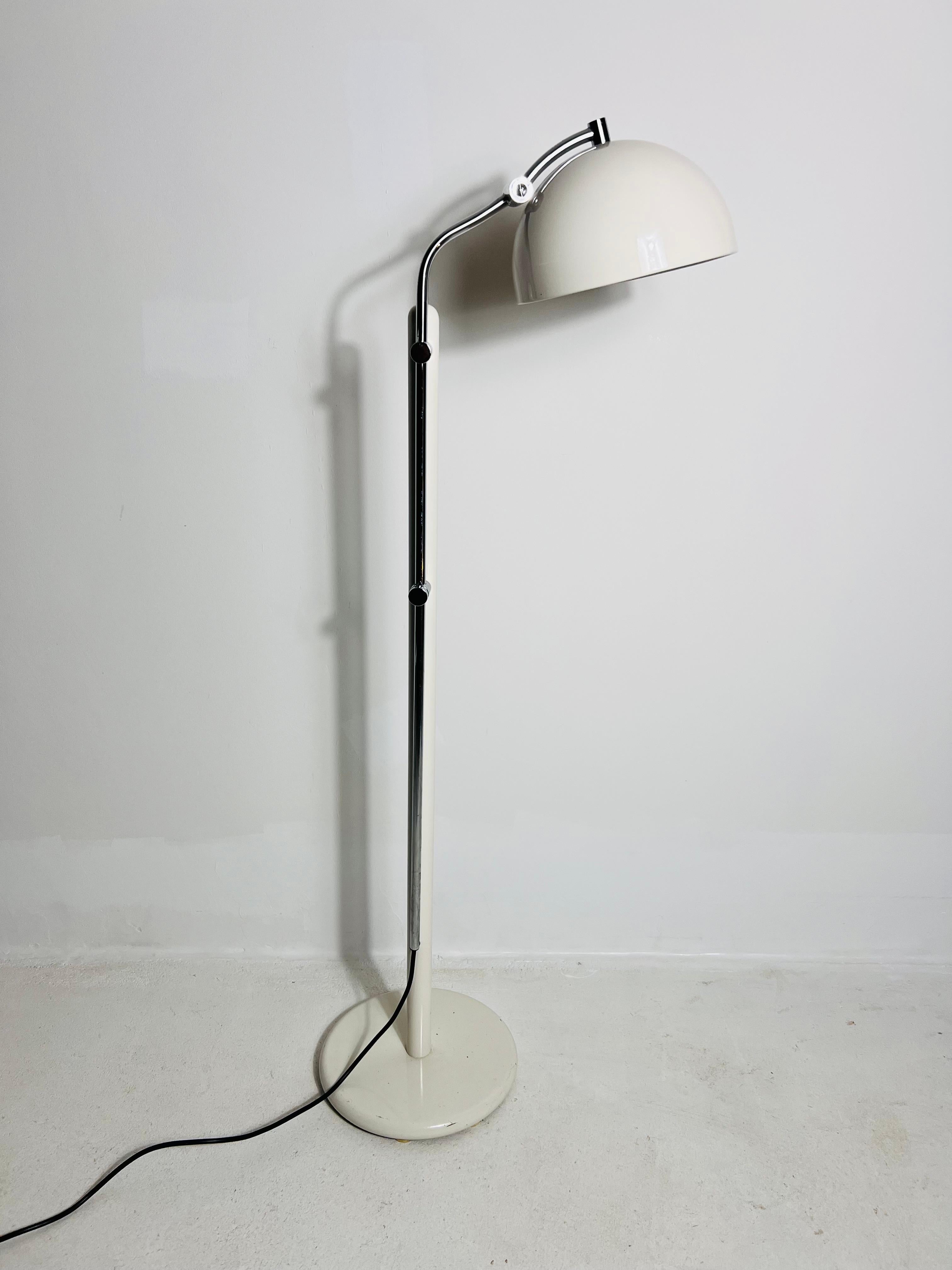 Diese exquisite weiße Stehleuchte verkörpert das zeitlose Bauhaus-Designethos von Funktionalität und Eleganz, das in den 1970er Jahren in Deutschland hergestellt wurde. Die vollständig aus weißem Metall gefertigte Leuchte verfügt über einen