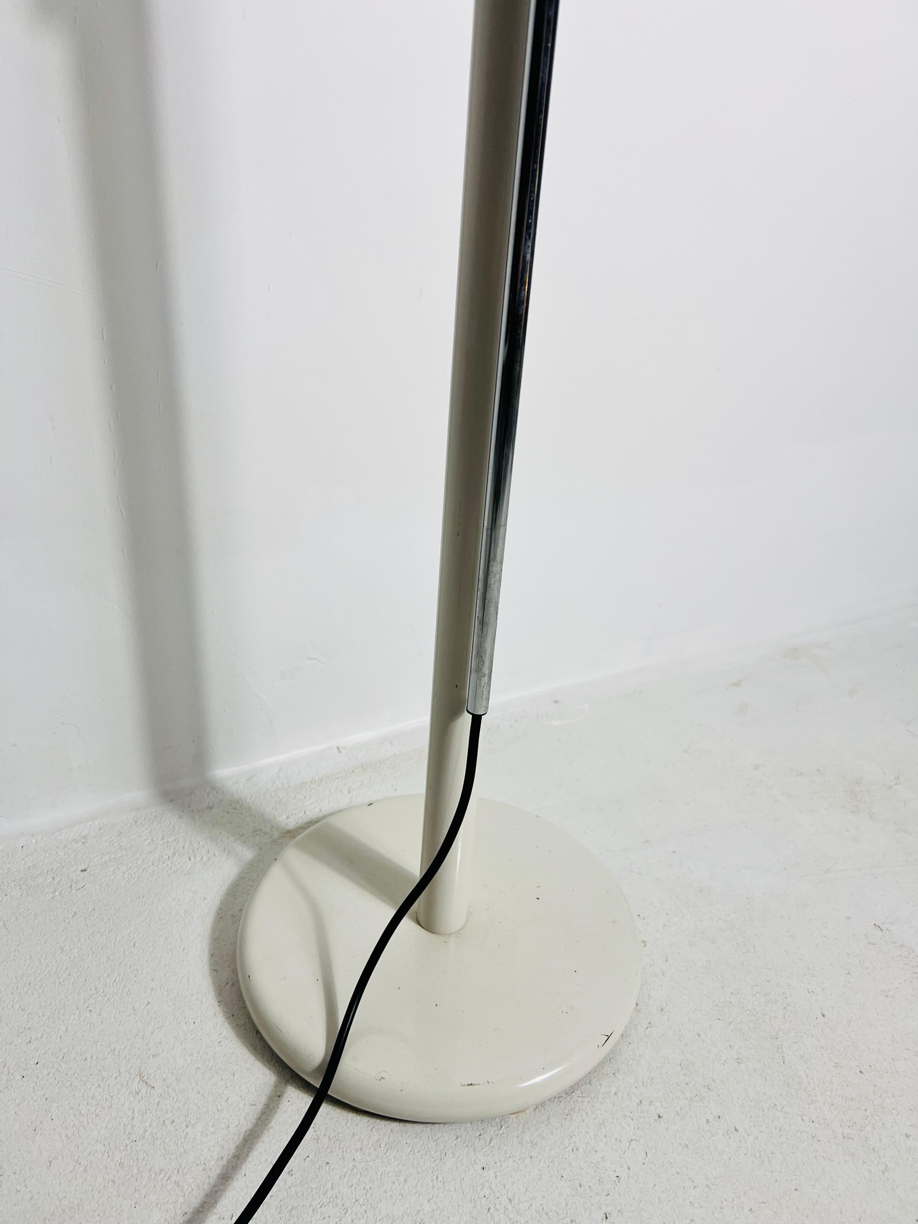 Weiße Bauhaus-Stehleuchte aus der Jahrhundertmitte, Deutschland, 1970er Jahre im Angebot 2