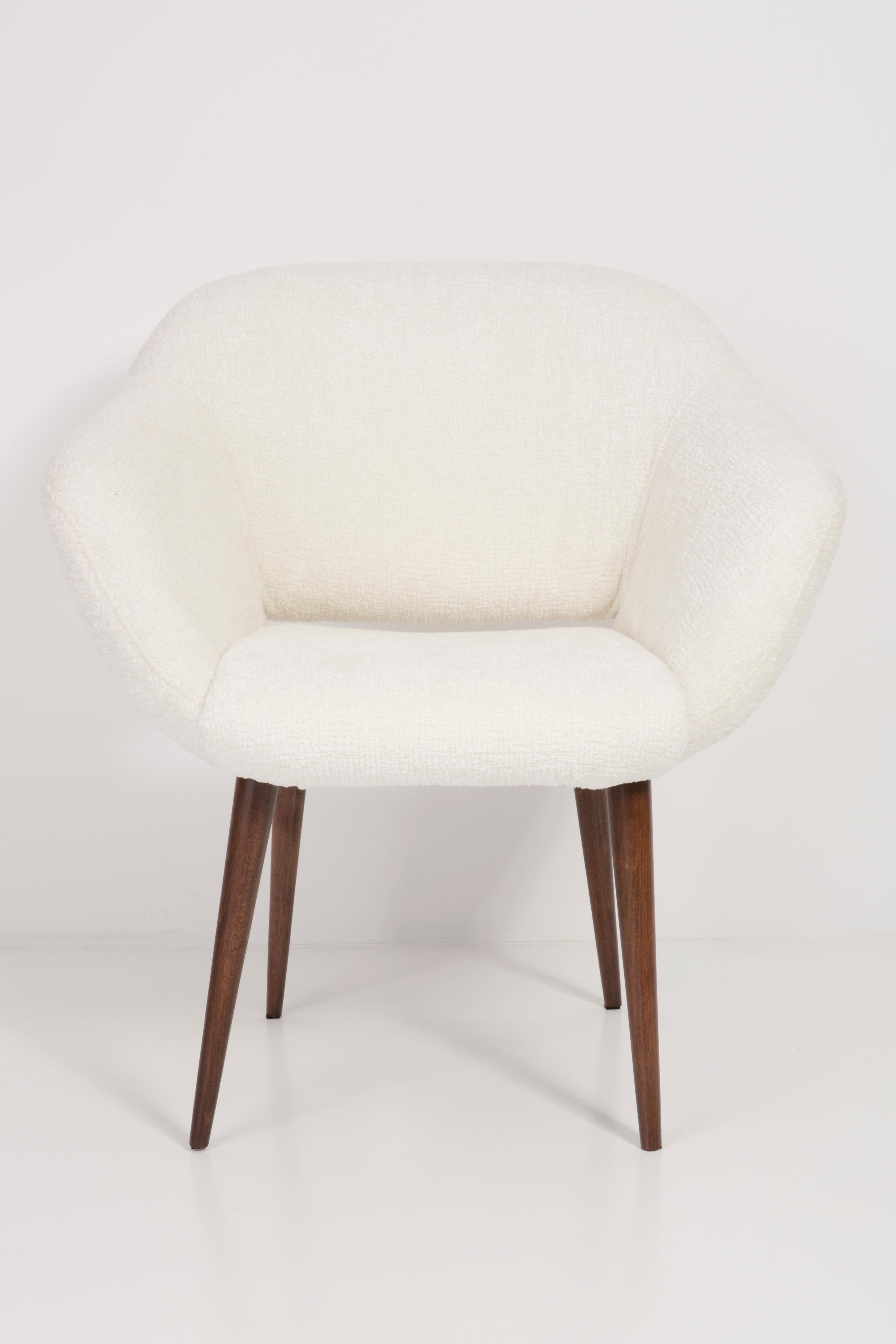 Midcentury White Boucle Club Armchair, 1960s In Excellent Condition For Sale In 05-080 Hornowek, PL