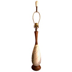 Tischlampe aus weißem Carrara-Marmor und Nussbaumholz aus der Mitte des Jahrhunderts
