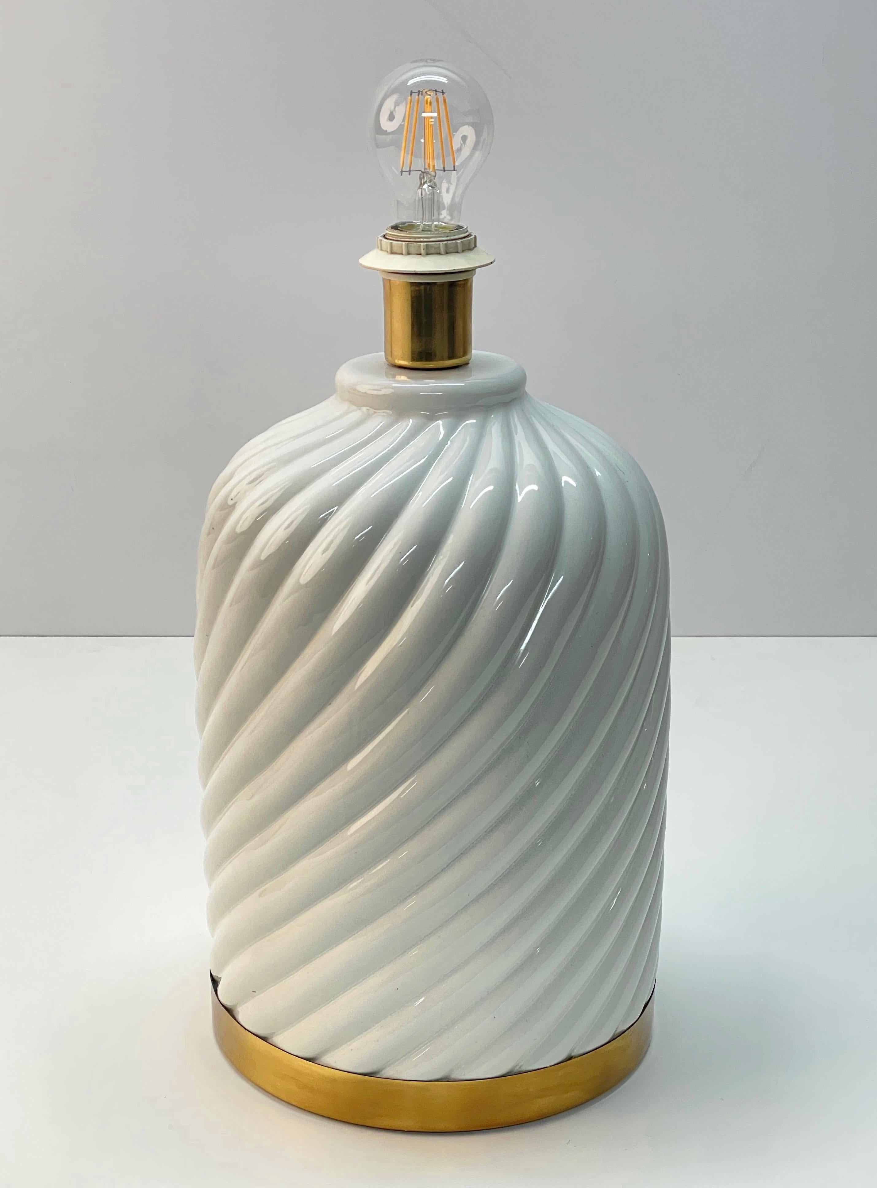 Enameled Midcentury White Ceramic and Brass Italian Table Lamp Tommaso Barbi Style, 1970s