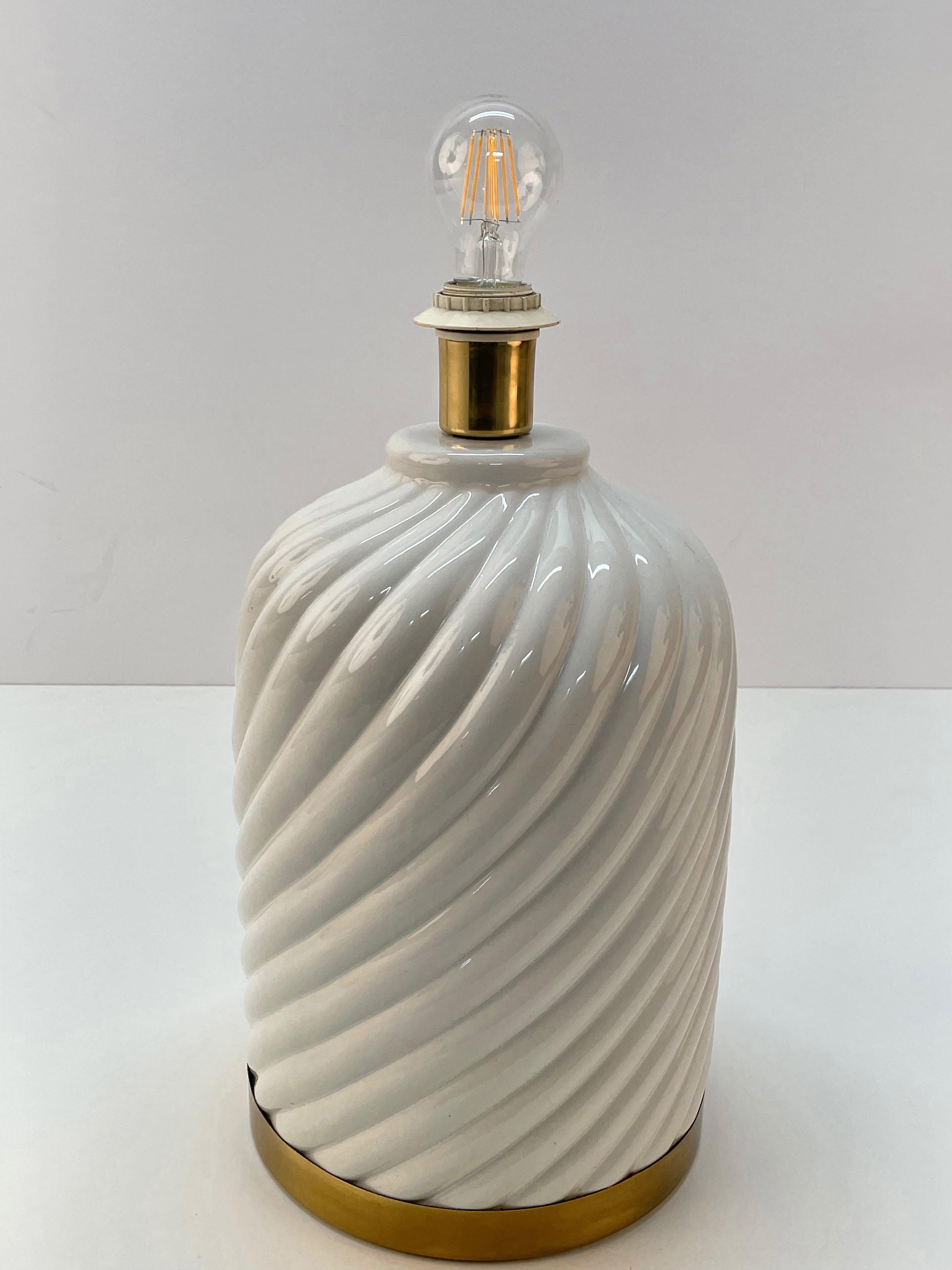 Midcentury White Ceramic and Brass Italian Table Lamp Tommaso Barbi Style, 1970s In Good Condition In Roma, IT