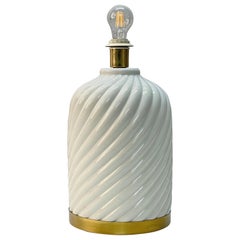 Lampe de bureau italienne mi-siècle en céramique blanche et laiton de style Tommaso Barbi, 1970