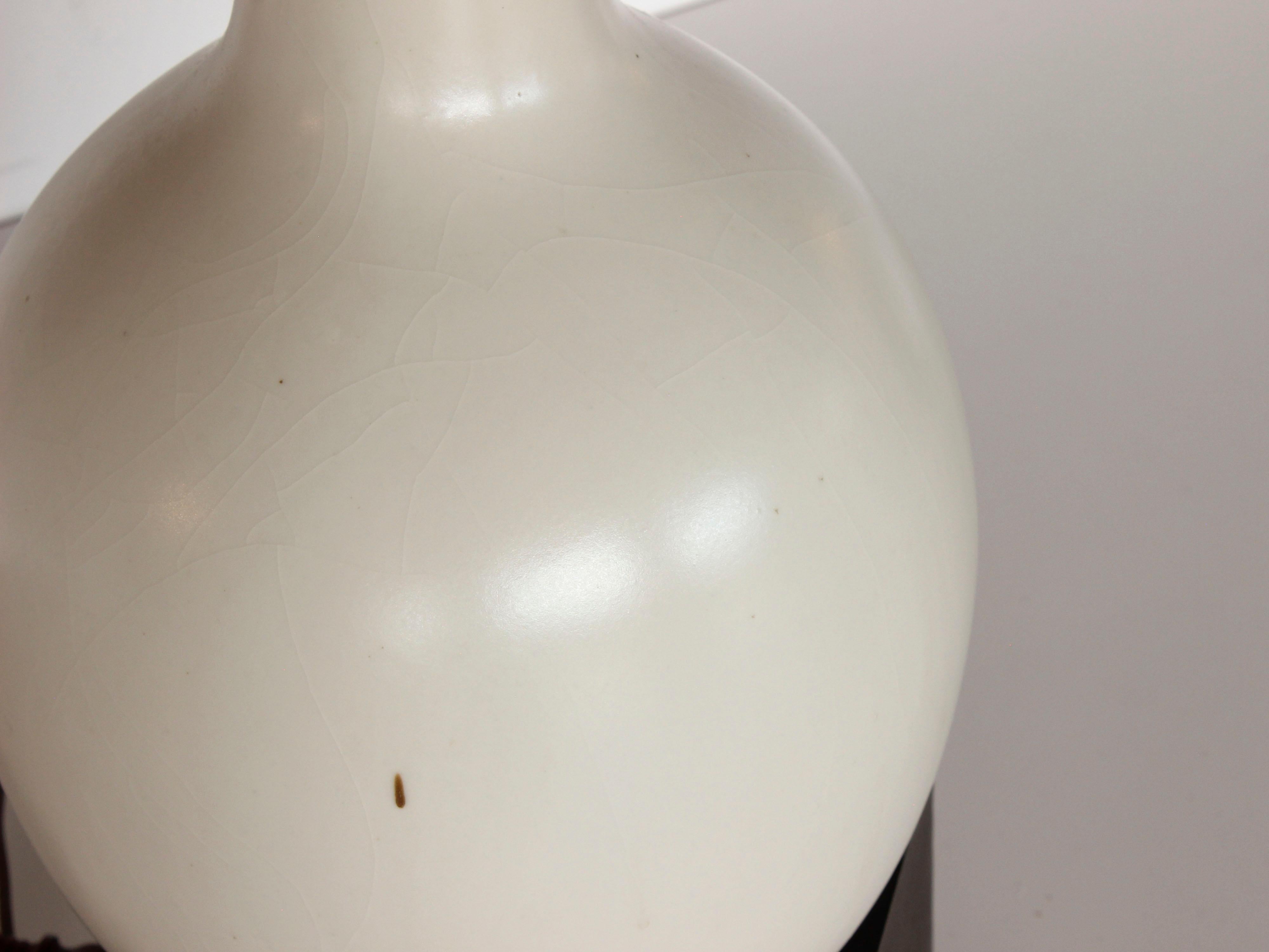 Midcentury White Craquelure Pottery Table Lamp with Black Shade For Sale 4