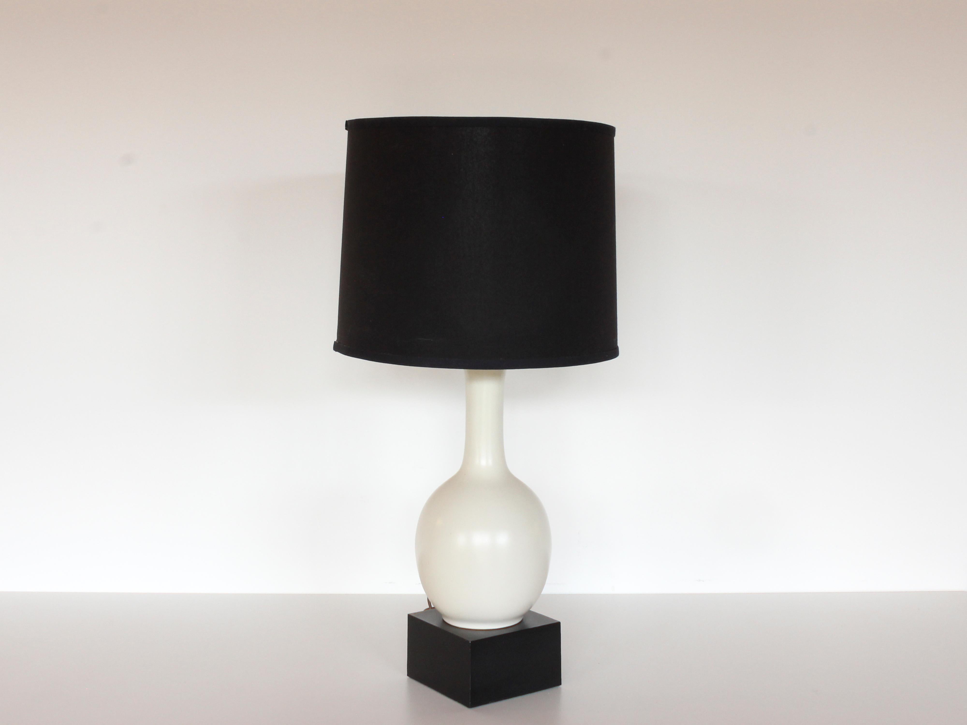 Lampe de table des années 1960 en poterie blanche craquelée et craquelée sur base carrée en bloc noir, avec abat-jour noir. La base noire mesure 6