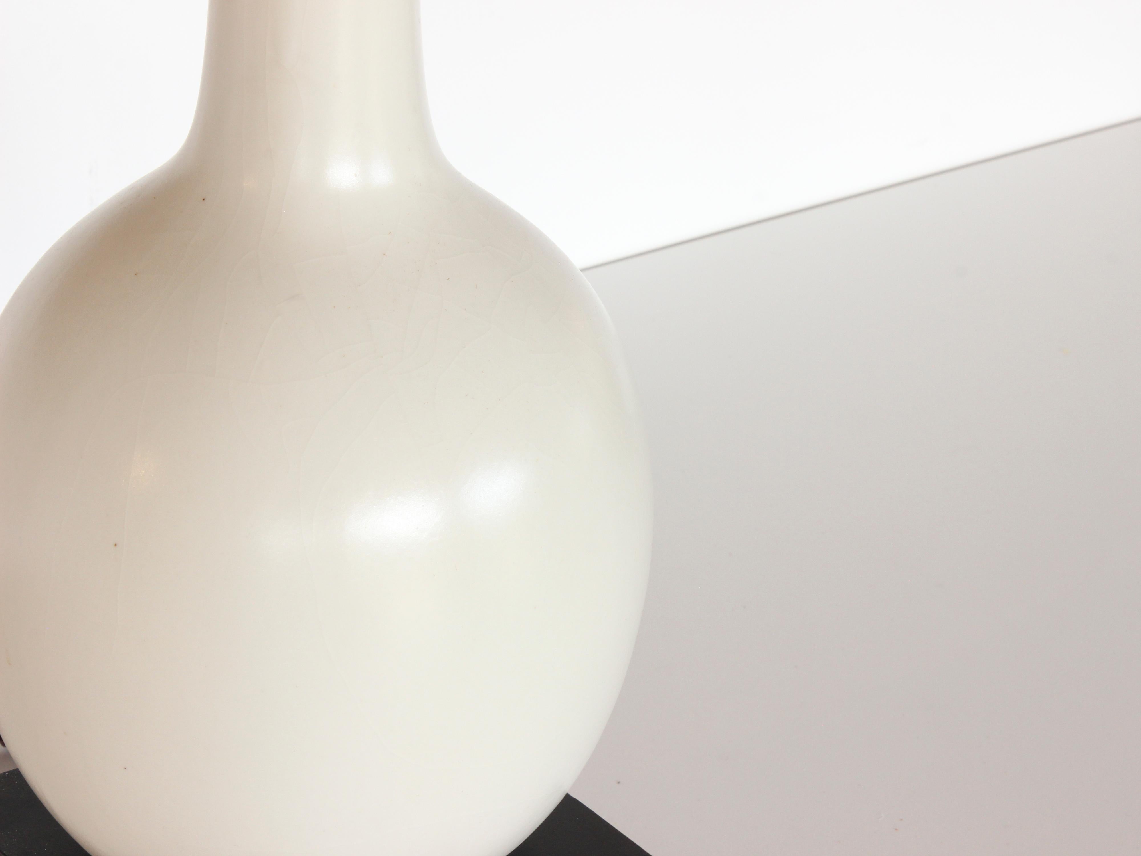 Mid-Century Modern Lampe de table du milieu du sicle en poterie craquele blanche avec abat-jour noir en vente