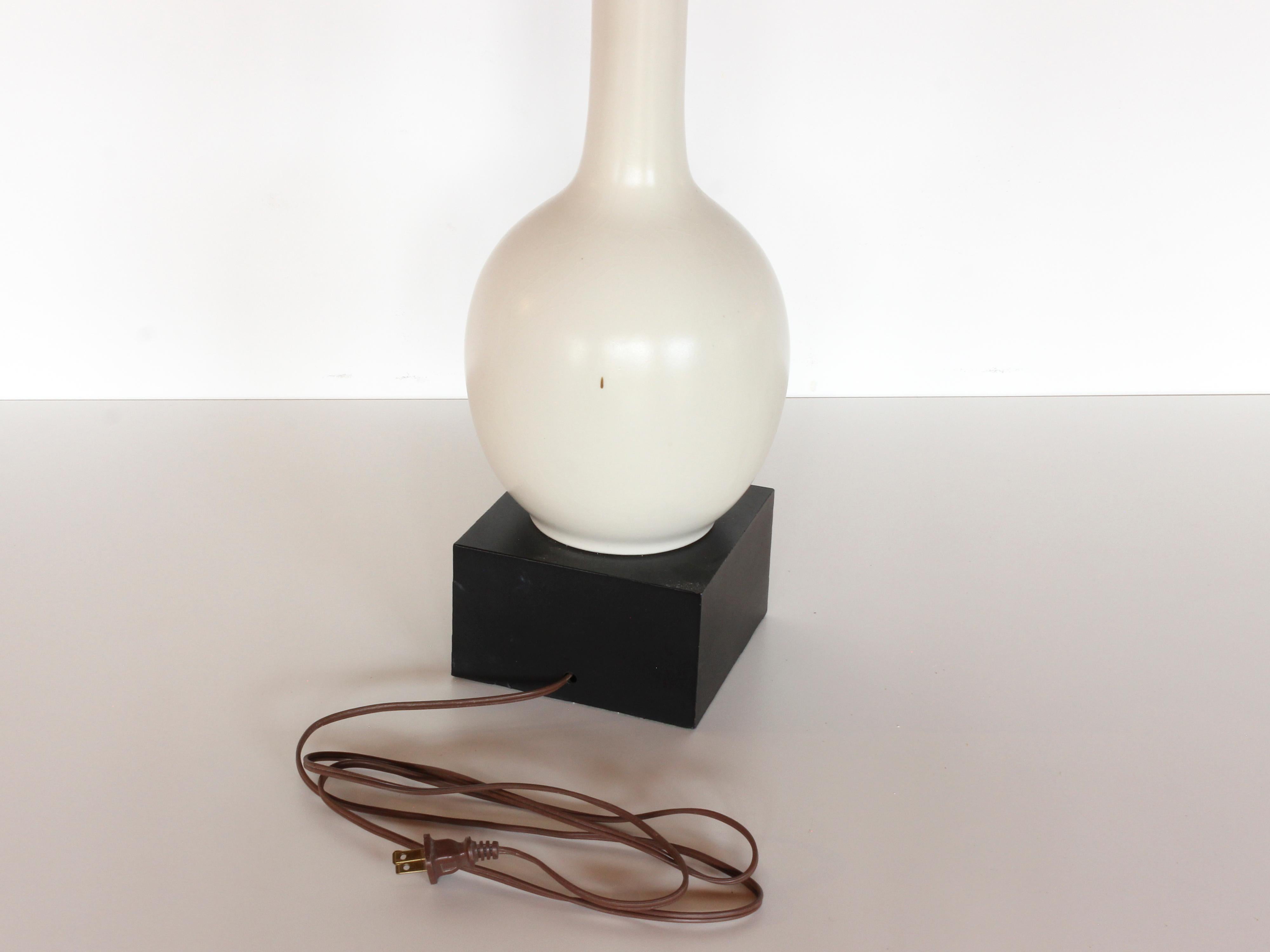 Midcentury White Craquelure Pottery Table Lamp with Black Shade In Good Condition For Sale In Chicago, IL