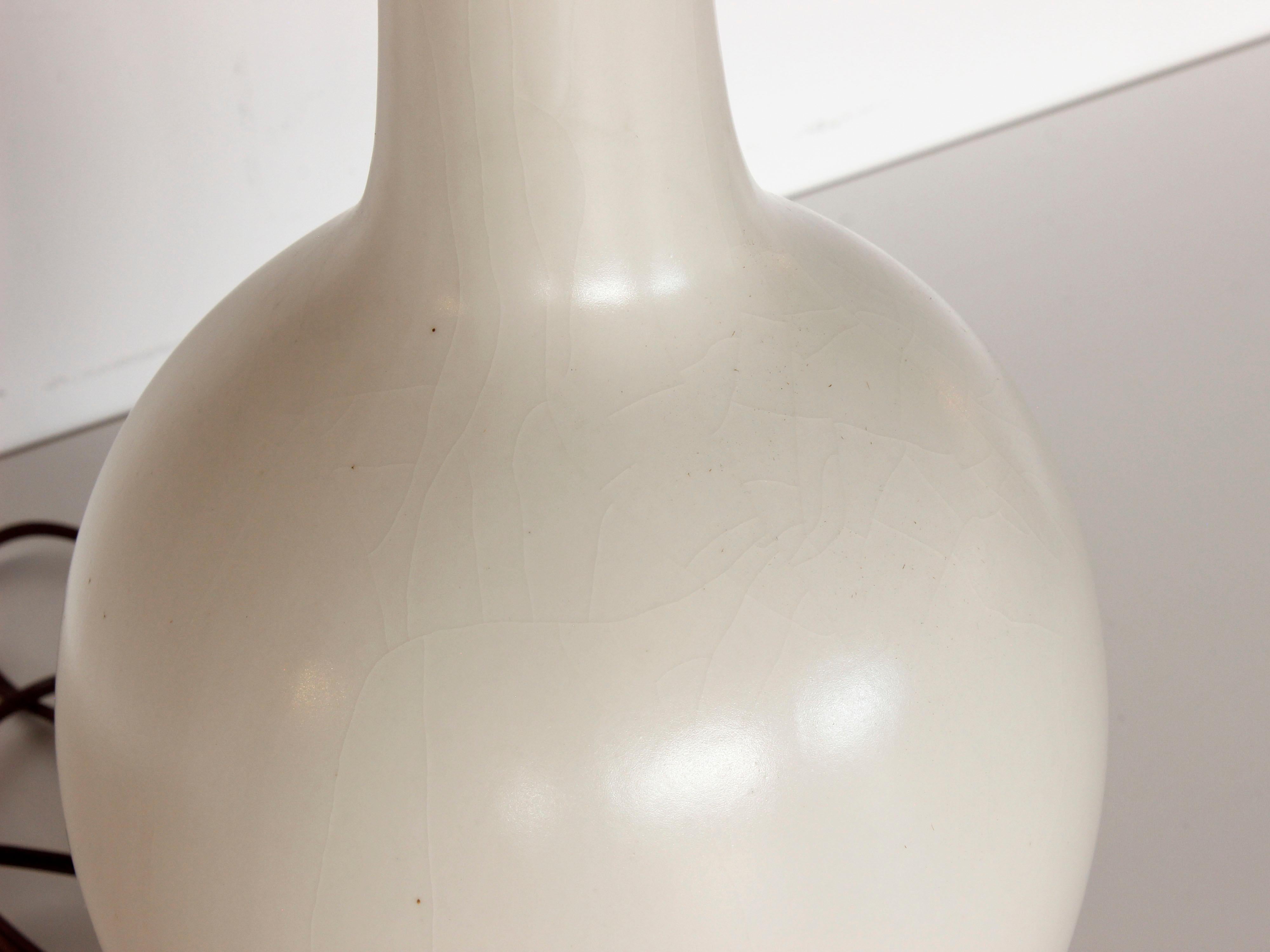 Lampe de table du milieu du sicle en poterie craquele blanche avec abat-jour noir en vente 2