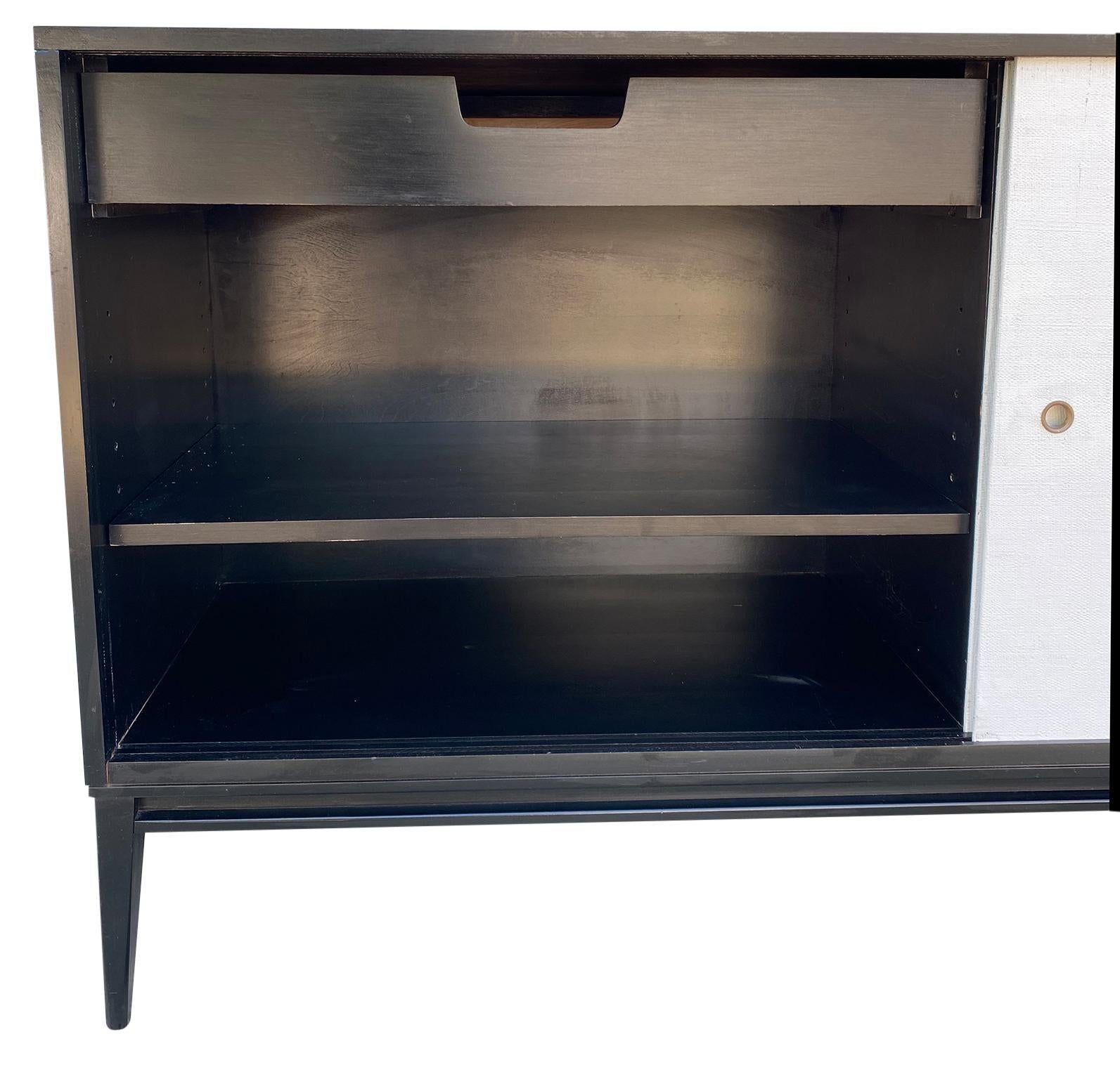 Bellissima credenza alta di metà secolo di Paul McCobb del 1950 circa, Planner Group #1514 ha 1 ripiano regolabile con perni e 1 cassetto sul lato sinistro e 3 cassetti sul lato destro. Struttura in acero massiccio con finitura originale in lacca