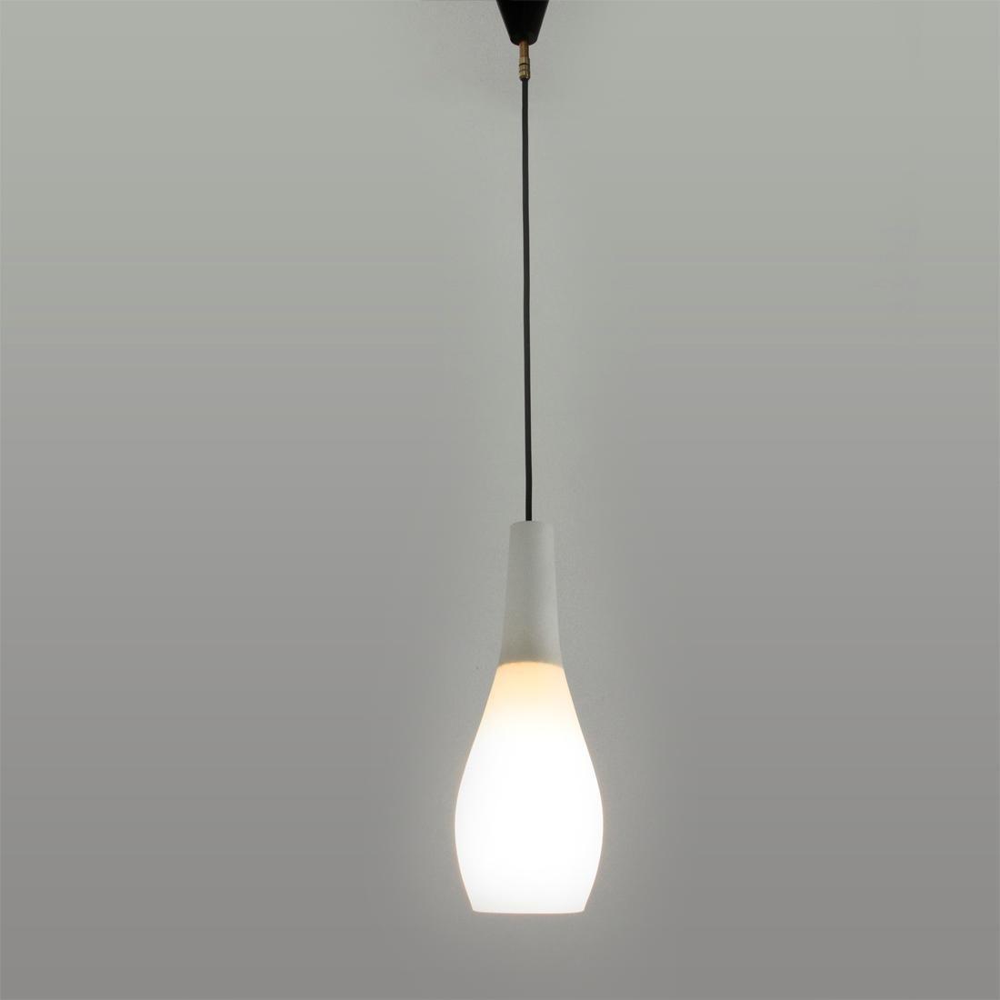 Midcentury White Glass Italian Pendant Lamp, 1950s In Good Condition For Sale In Savona, IT