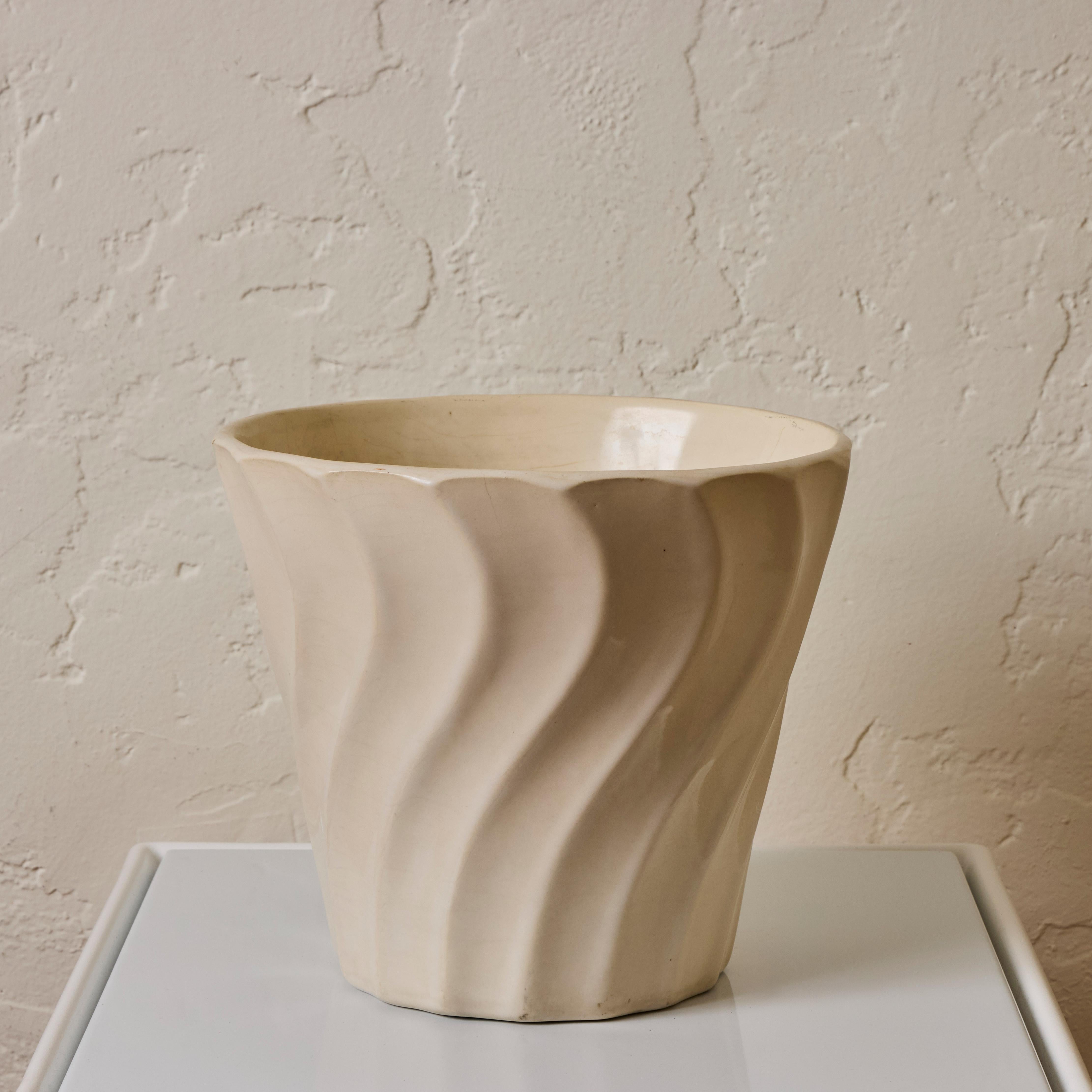 Vernissé Jardinière Bauer en céramique blanche émaillée du milieu du siècle dernier en vente