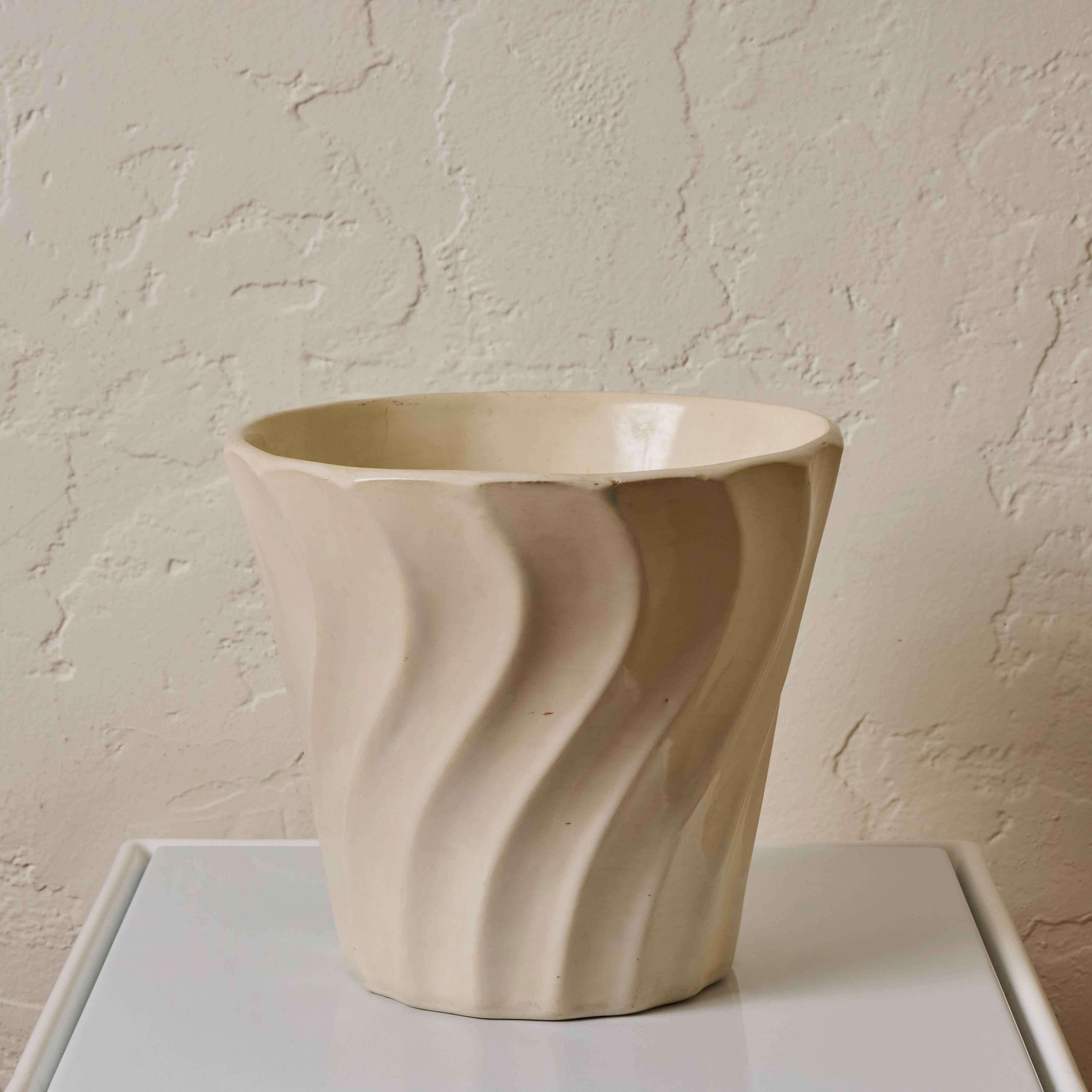 Jardinière Bauer en céramique blanche émaillée du milieu du siècle dernier Bon état - En vente à Glendale, CA