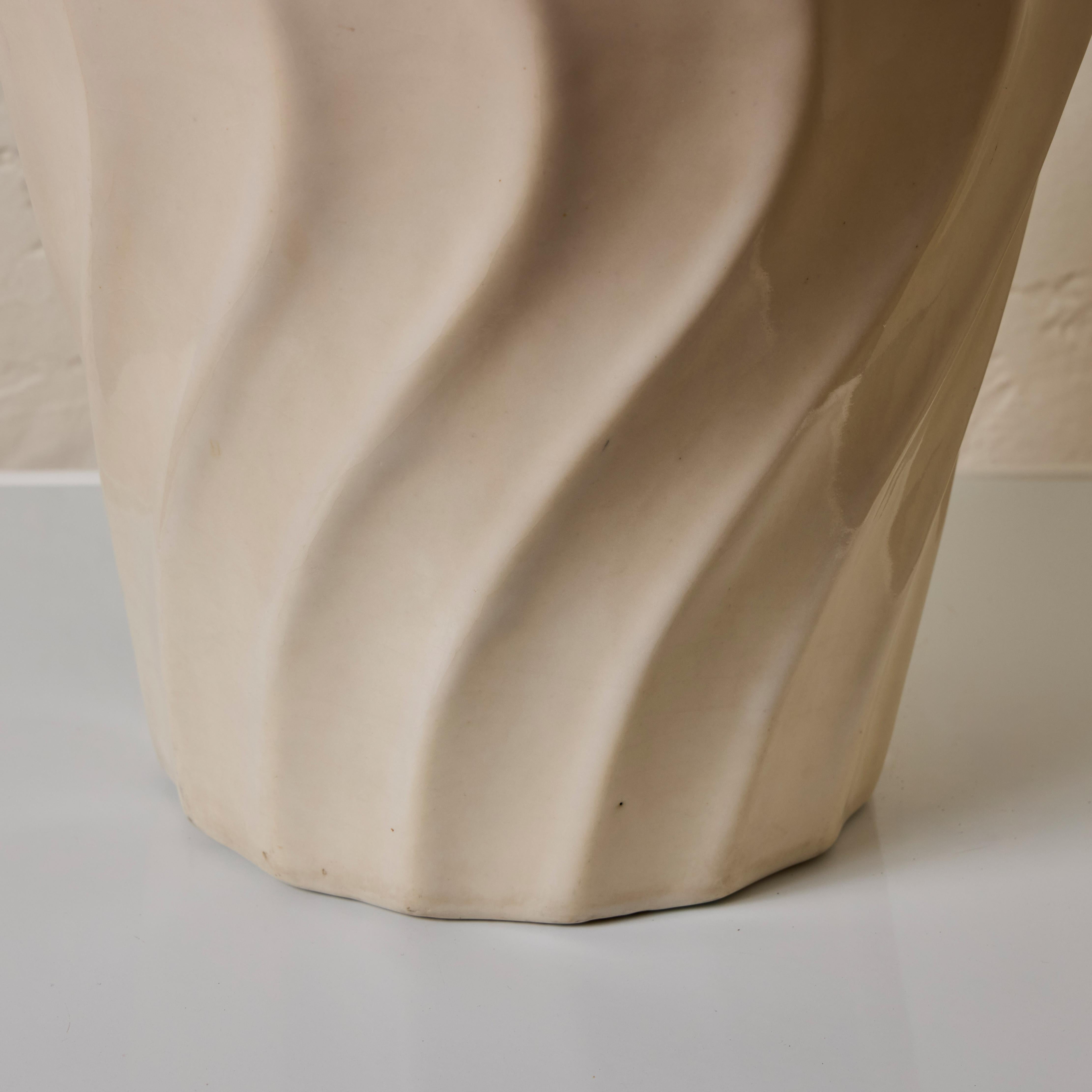 20ième siècle Jardinière Bauer en céramique blanche émaillée du milieu du siècle dernier en vente