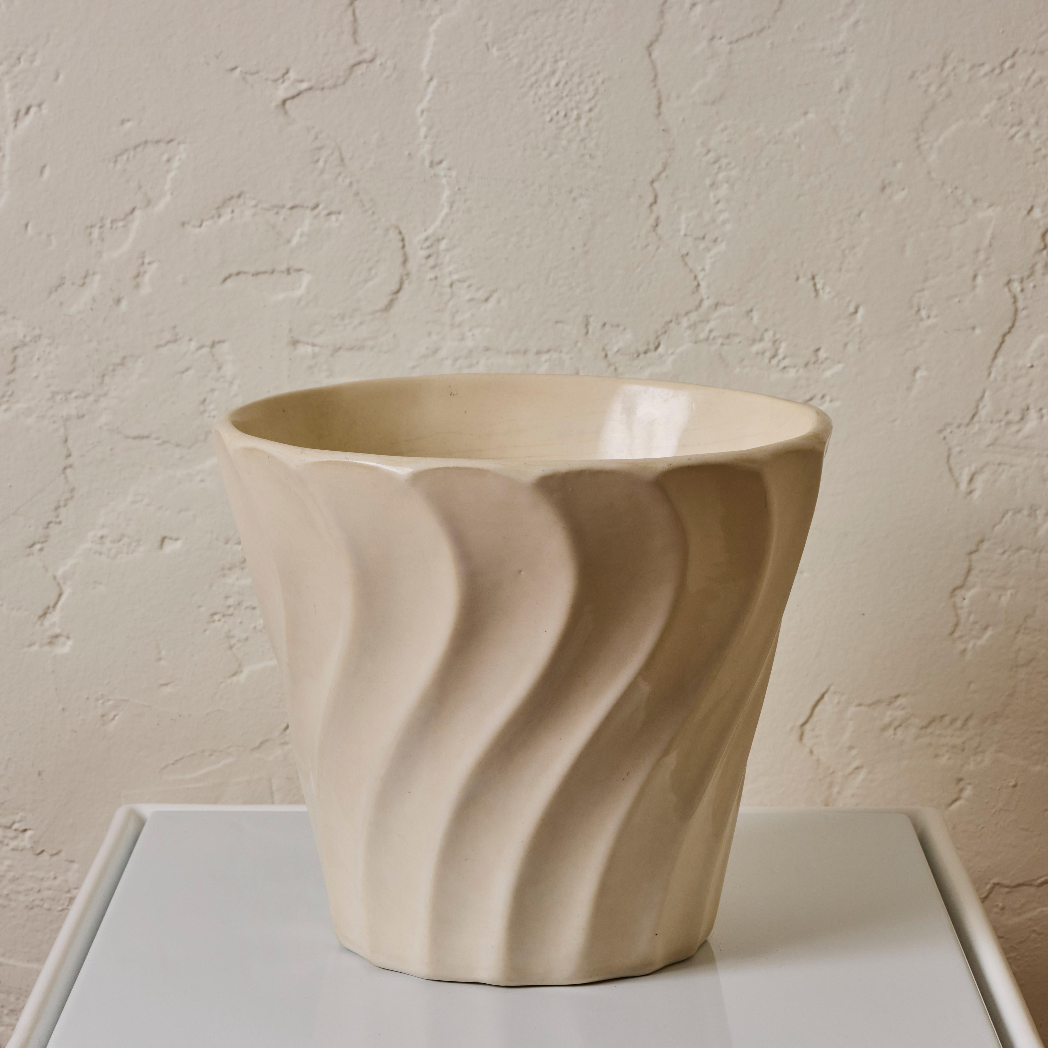 Céramique Jardinière Bauer en céramique blanche émaillée du milieu du siècle dernier en vente